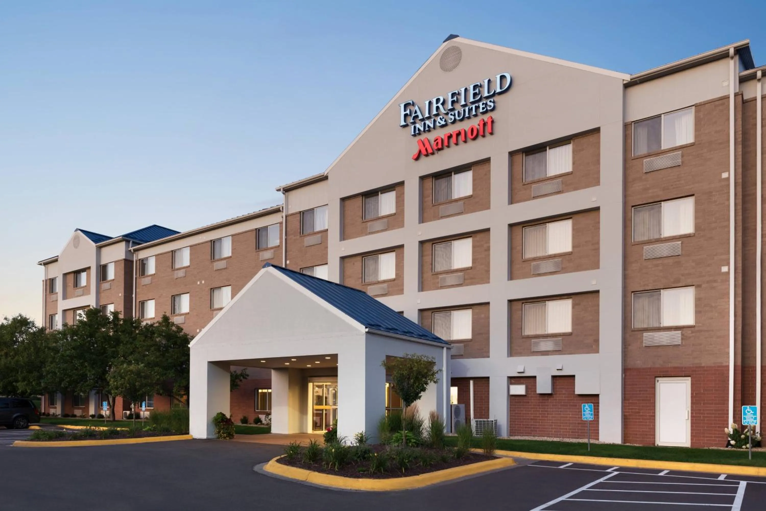 Property building in Fairfield Inn & Suites Minneapolis Bloomington/Mall of America