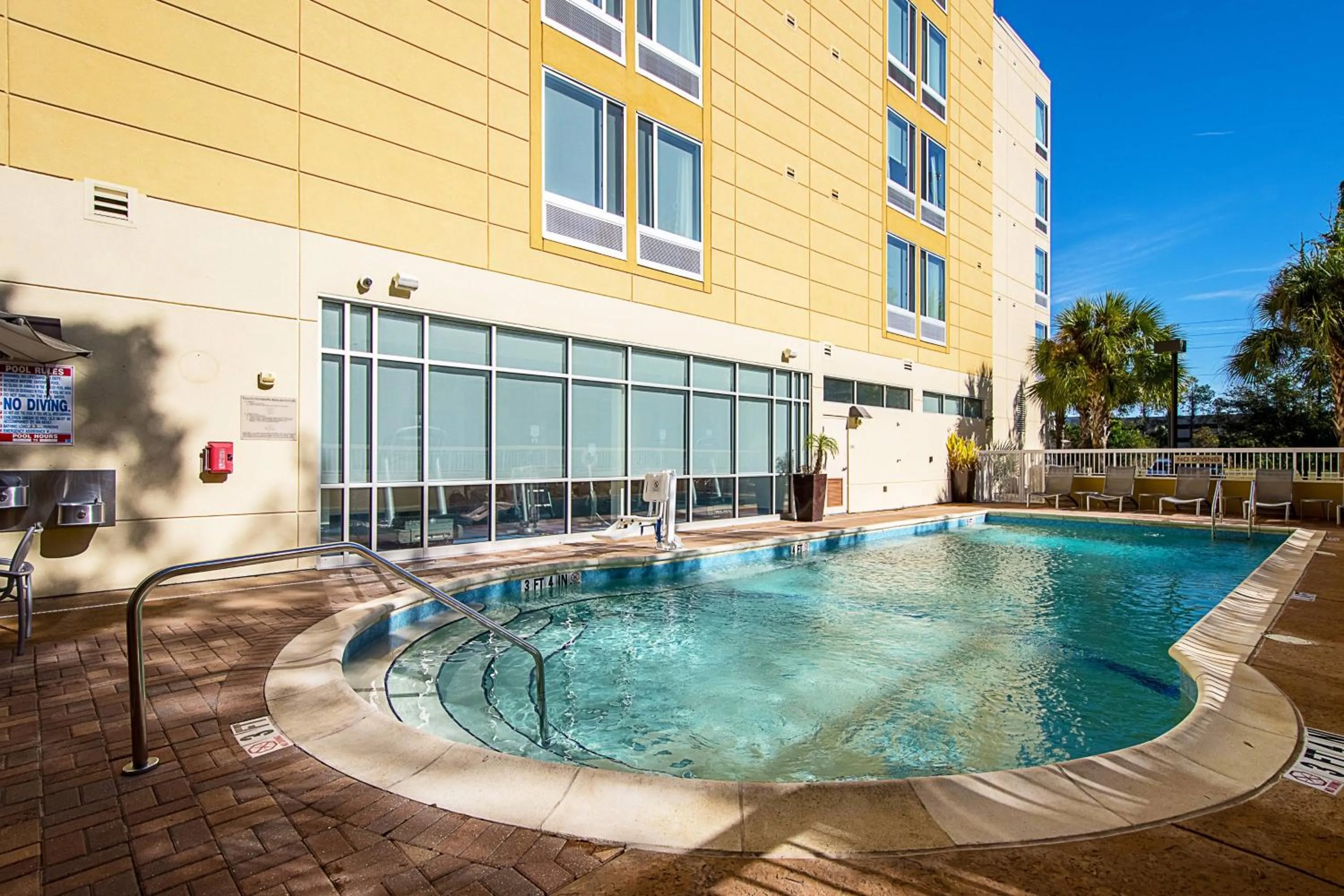 Swimming pool in SpringHill Suites Tampa North/Tampa Palms