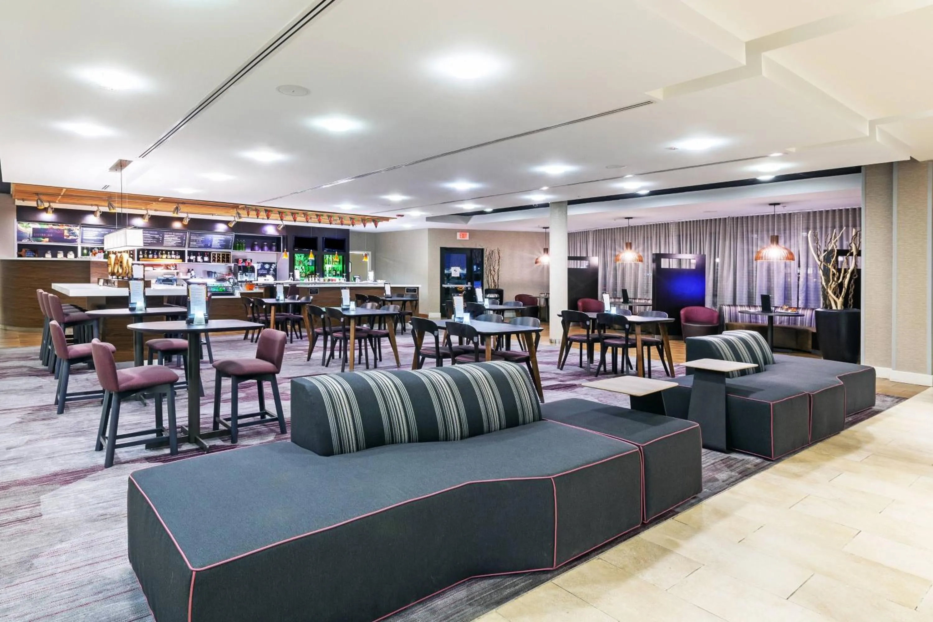 Restaurant/places to eat in Courtyard by Marriott Tulsa Woodland Hills