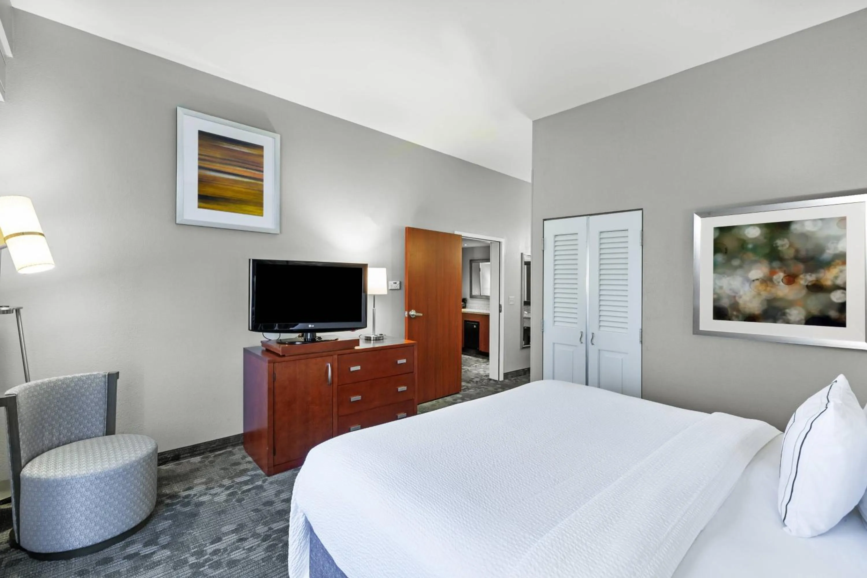Bedroom, Bed in Courtyard by Marriott Tulsa Woodland Hills