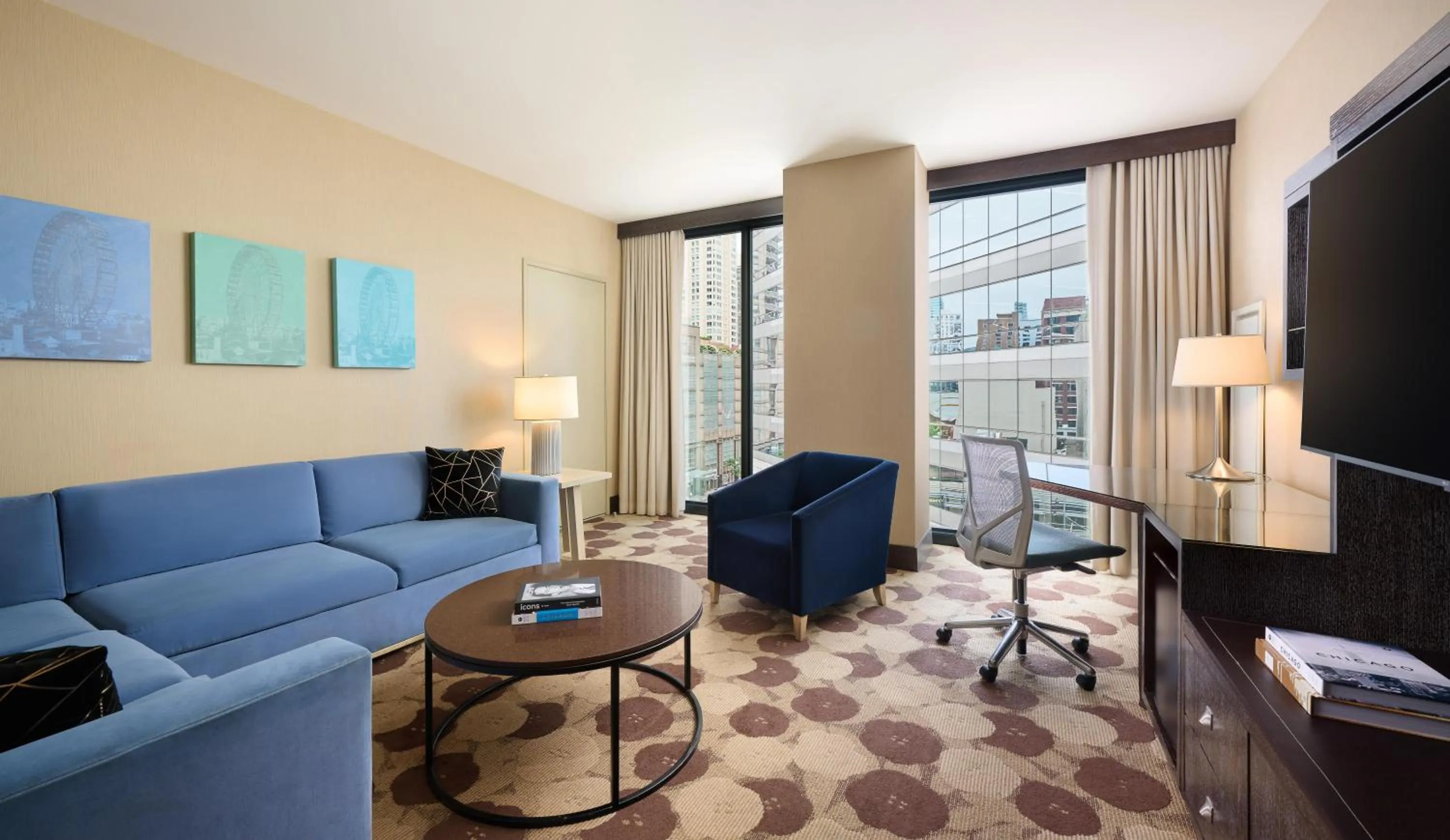 Photo of the whole room in The Royal Sonesta Chicago River North