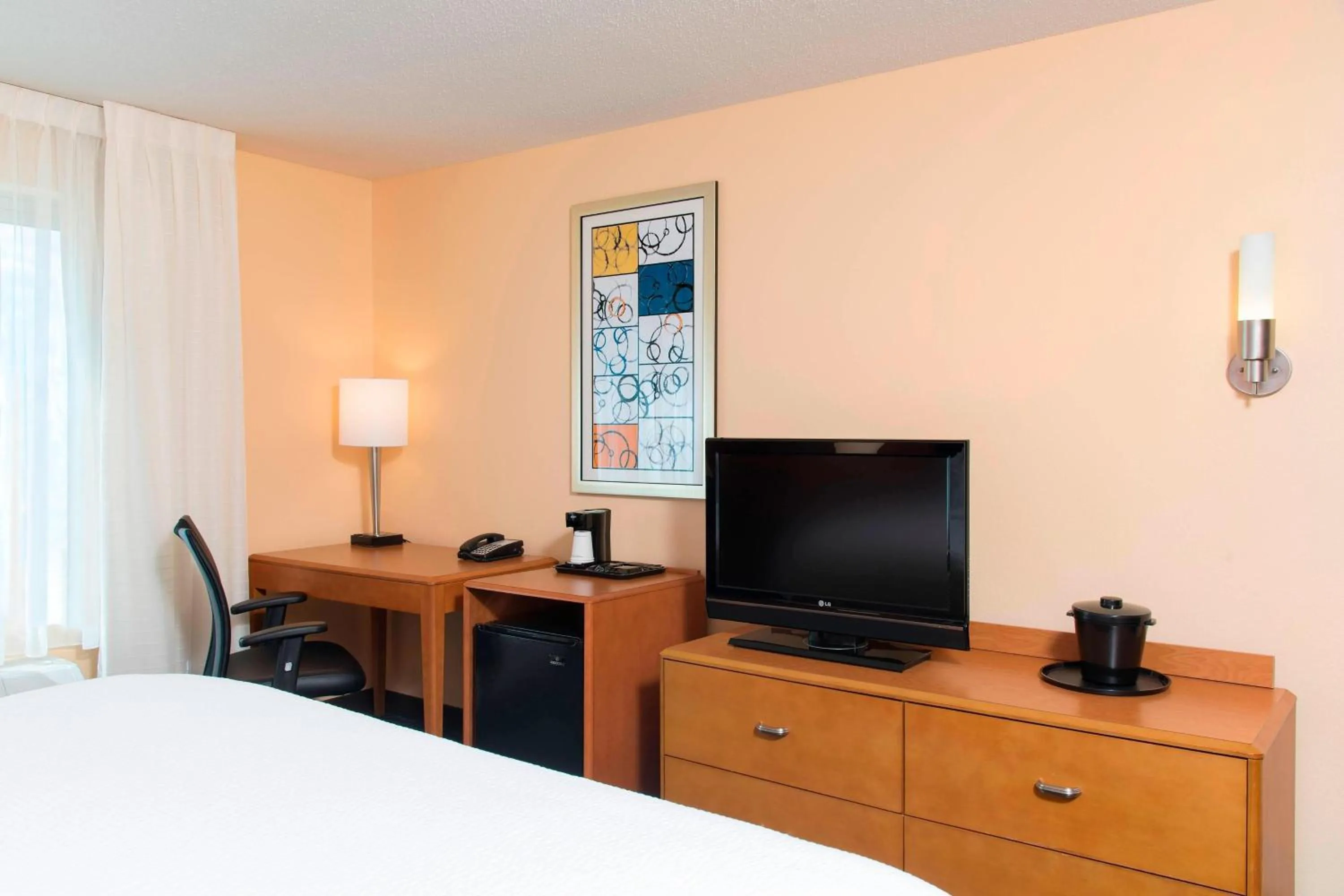 Photo of the whole room, Bed in Fairfield Inn & Suites by Marriott Omaha Downtown