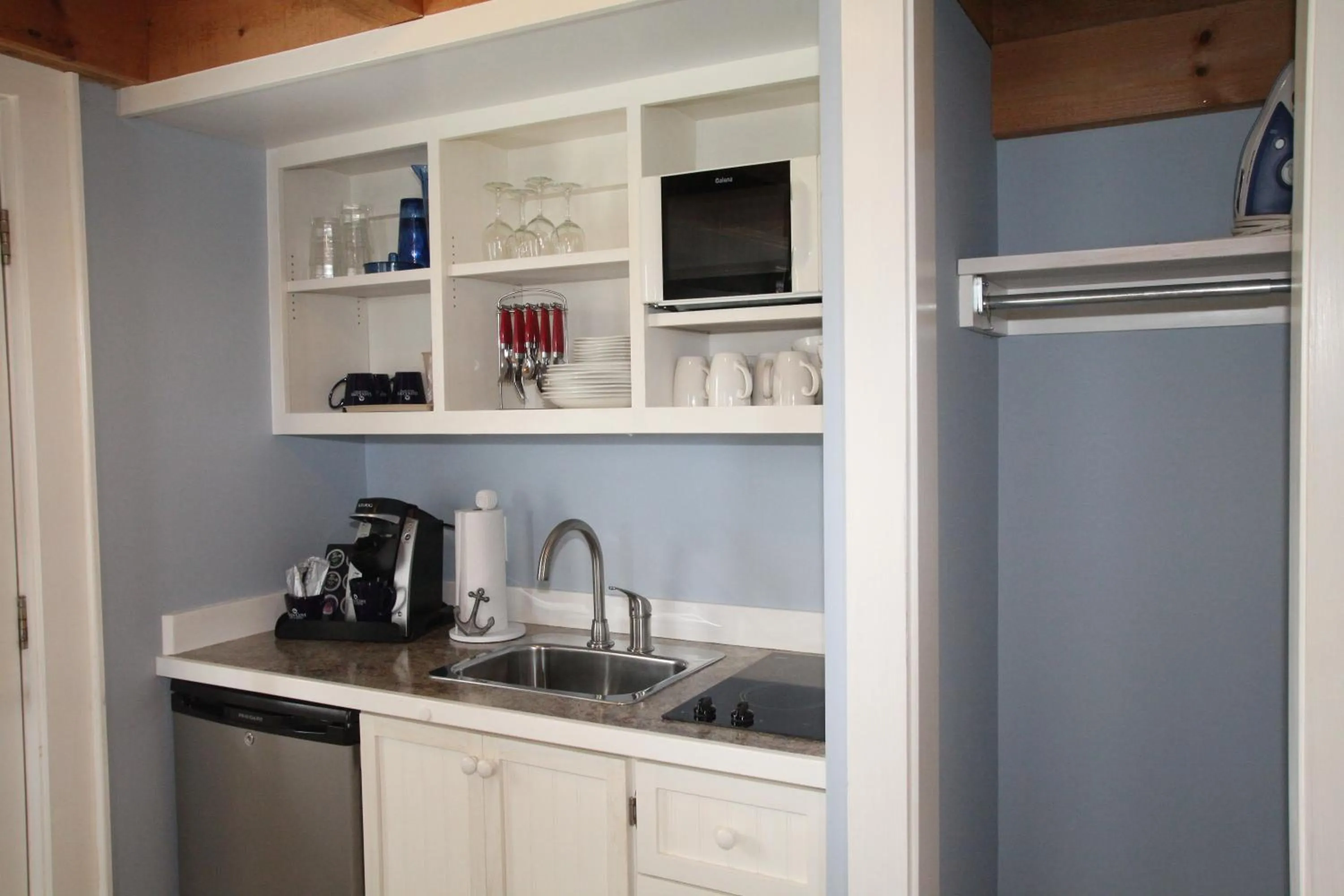 Kitchen or kitchenette in Glen Cove Inn & Suites Rockport