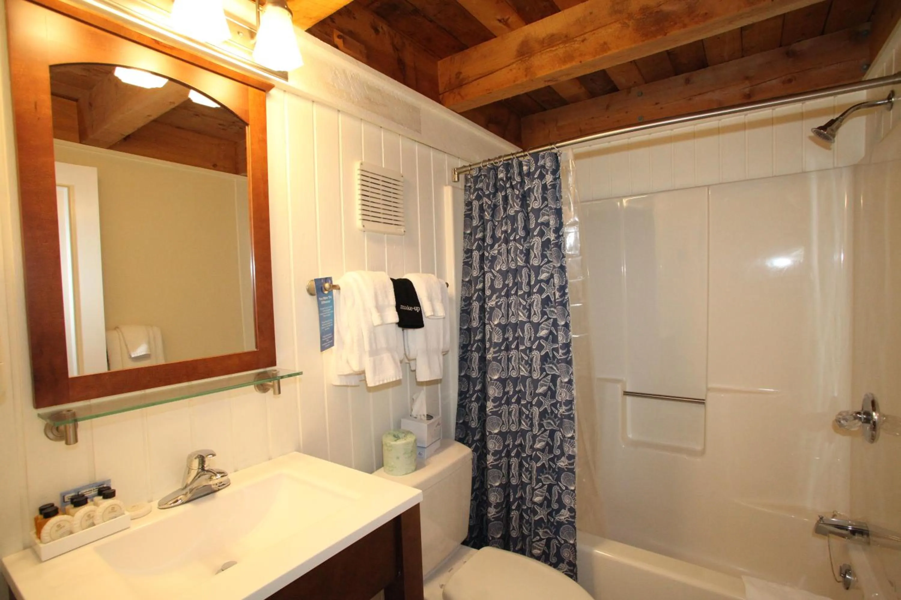Bathroom in Glen Cove Inn & Suites Rockport