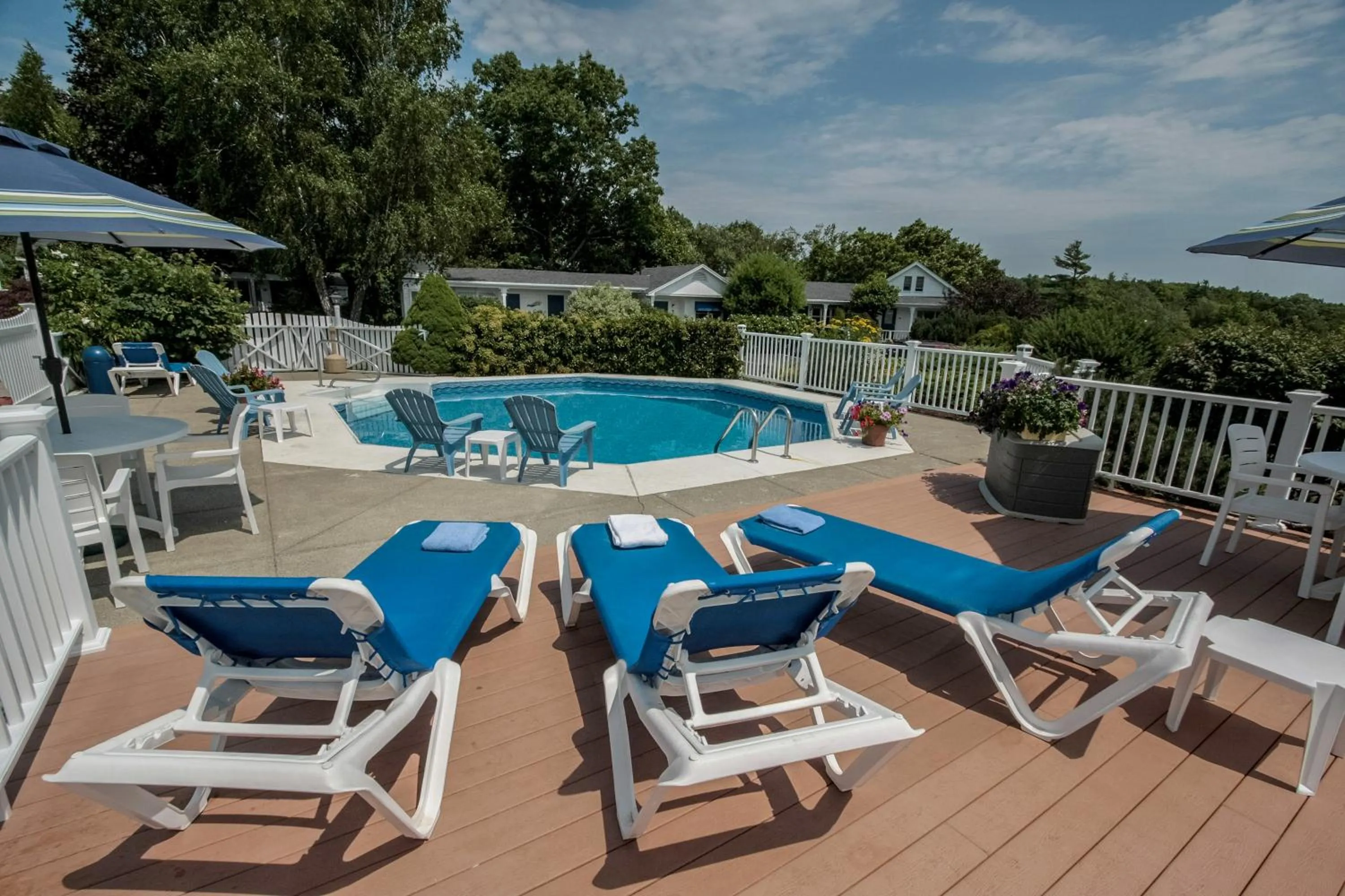 Swimming pool in Glen Cove Inn & Suites Rockport
