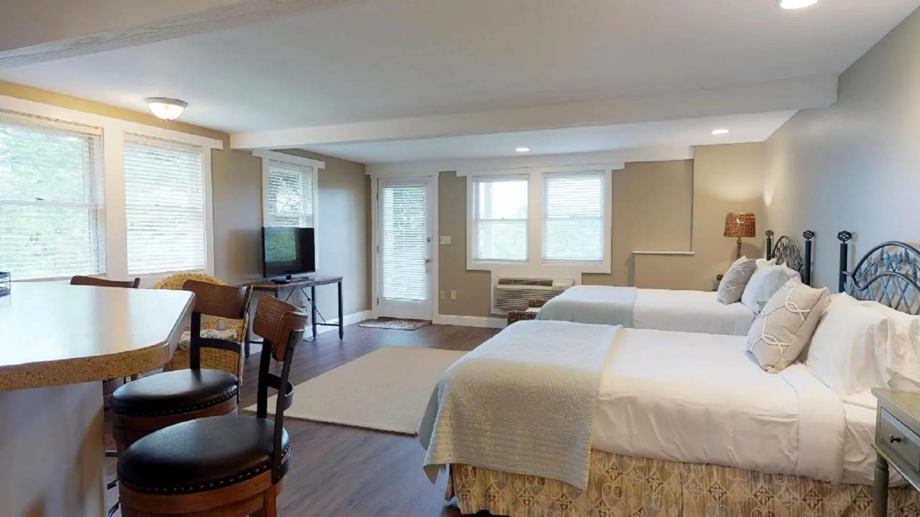 Photo of the whole room, Bed in Glen Cove Inn & Suites Rockport