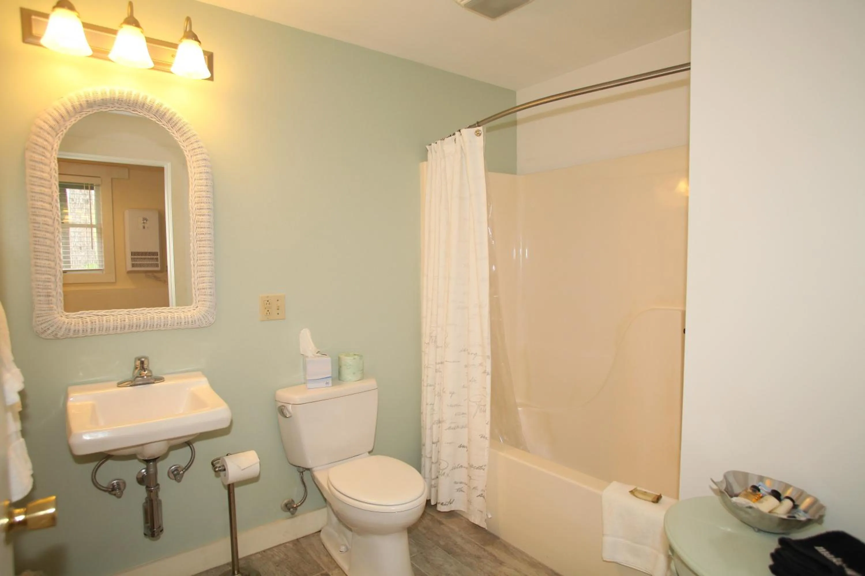 Bathroom in Glen Cove Inn & Suites Rockport