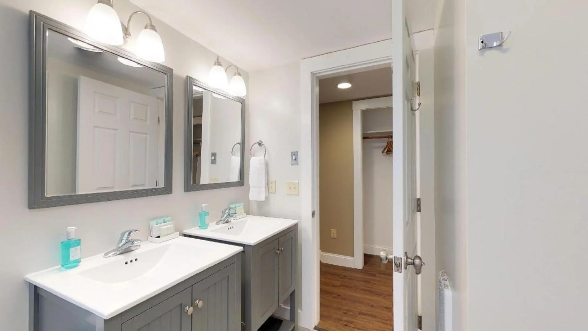 Bathroom in Glen Cove Inn & Suites Rockport