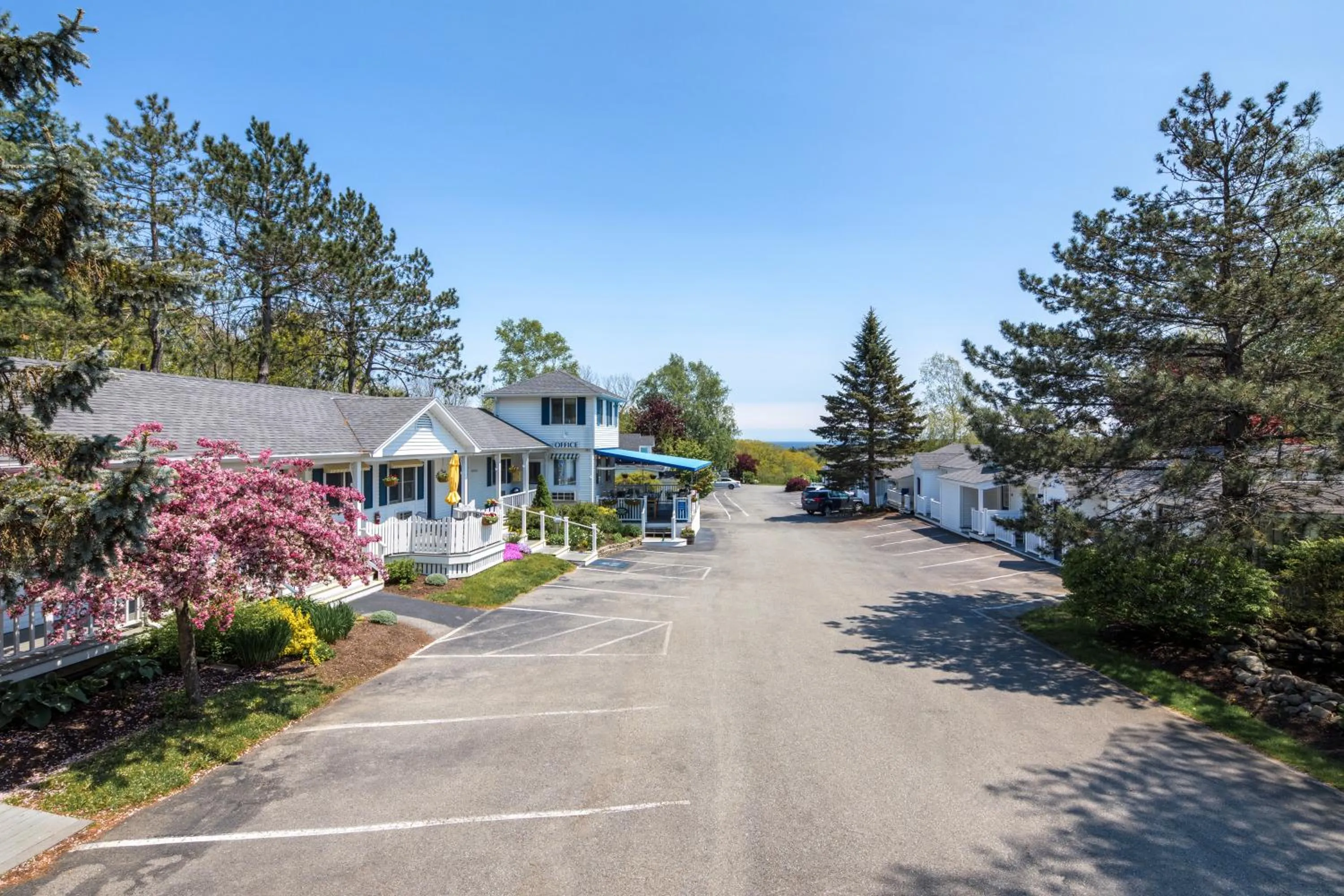Property building in Glen Cove Inn & Suites Rockport