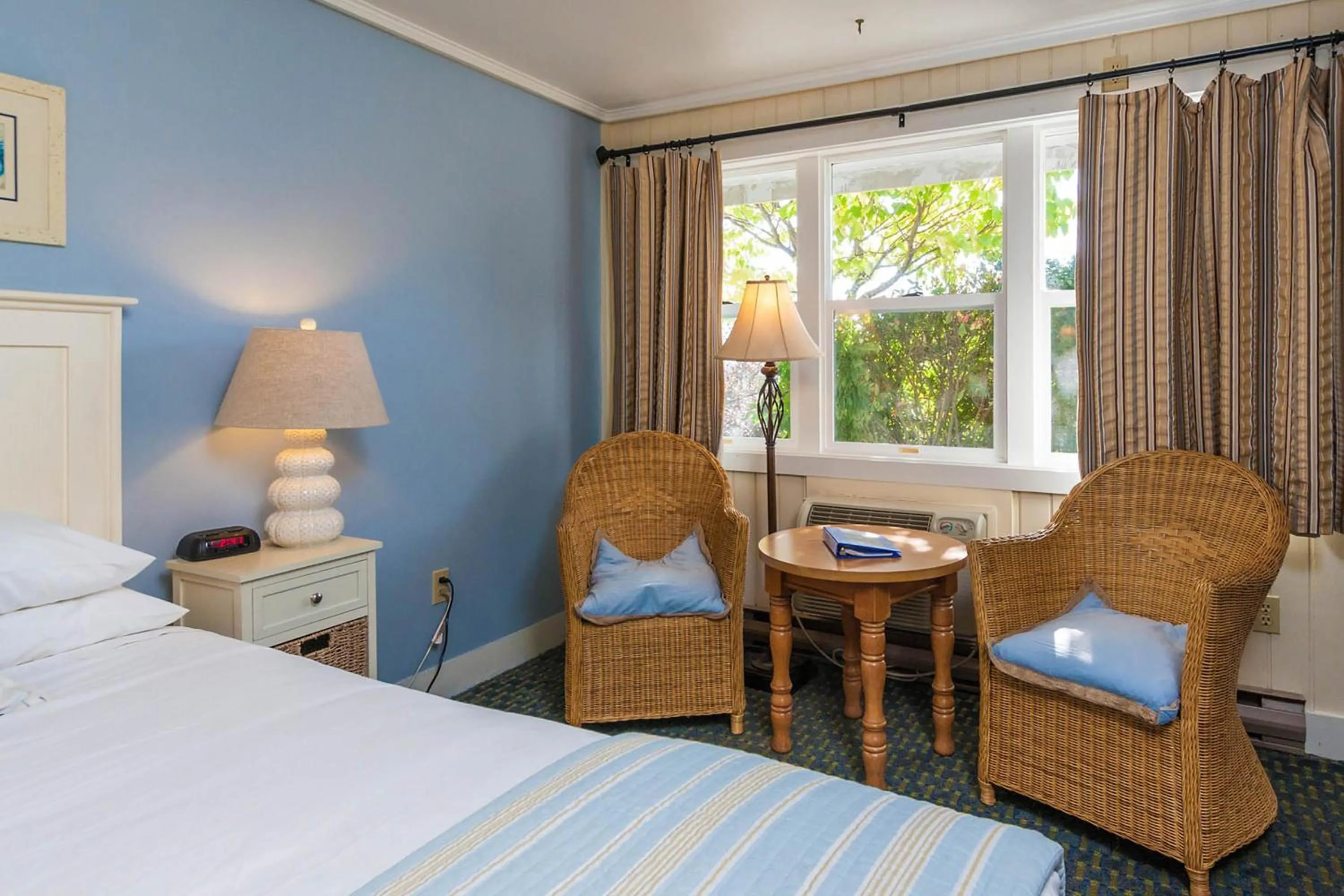 Seating area, Bed in Glen Cove Inn & Suites Rockport