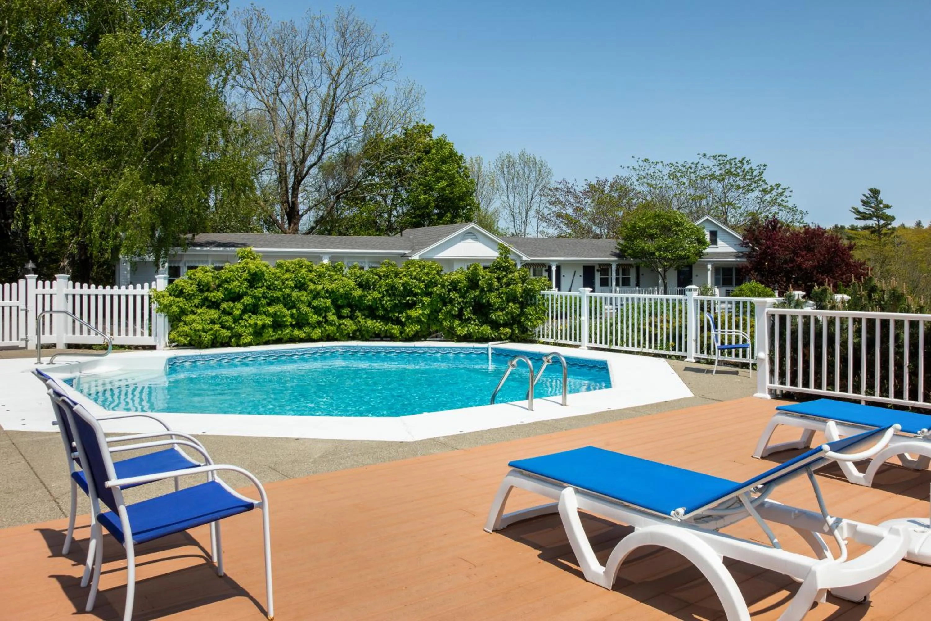 Swimming pool in Glen Cove Inn & Suites Rockport