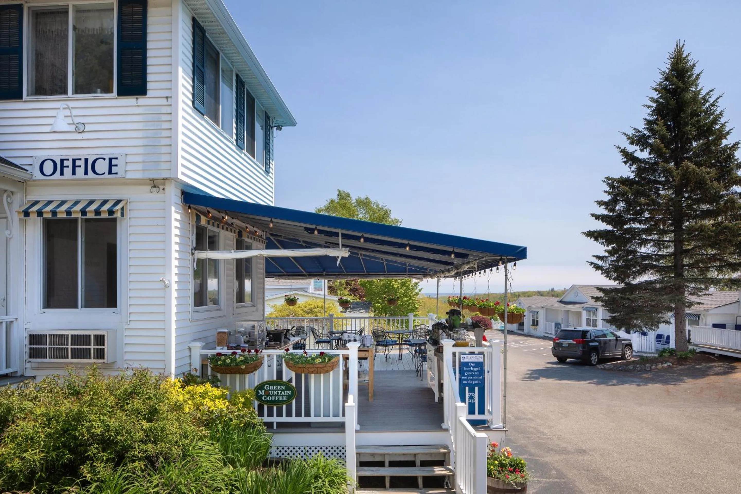 Property building in Glen Cove Inn & Suites Rockport