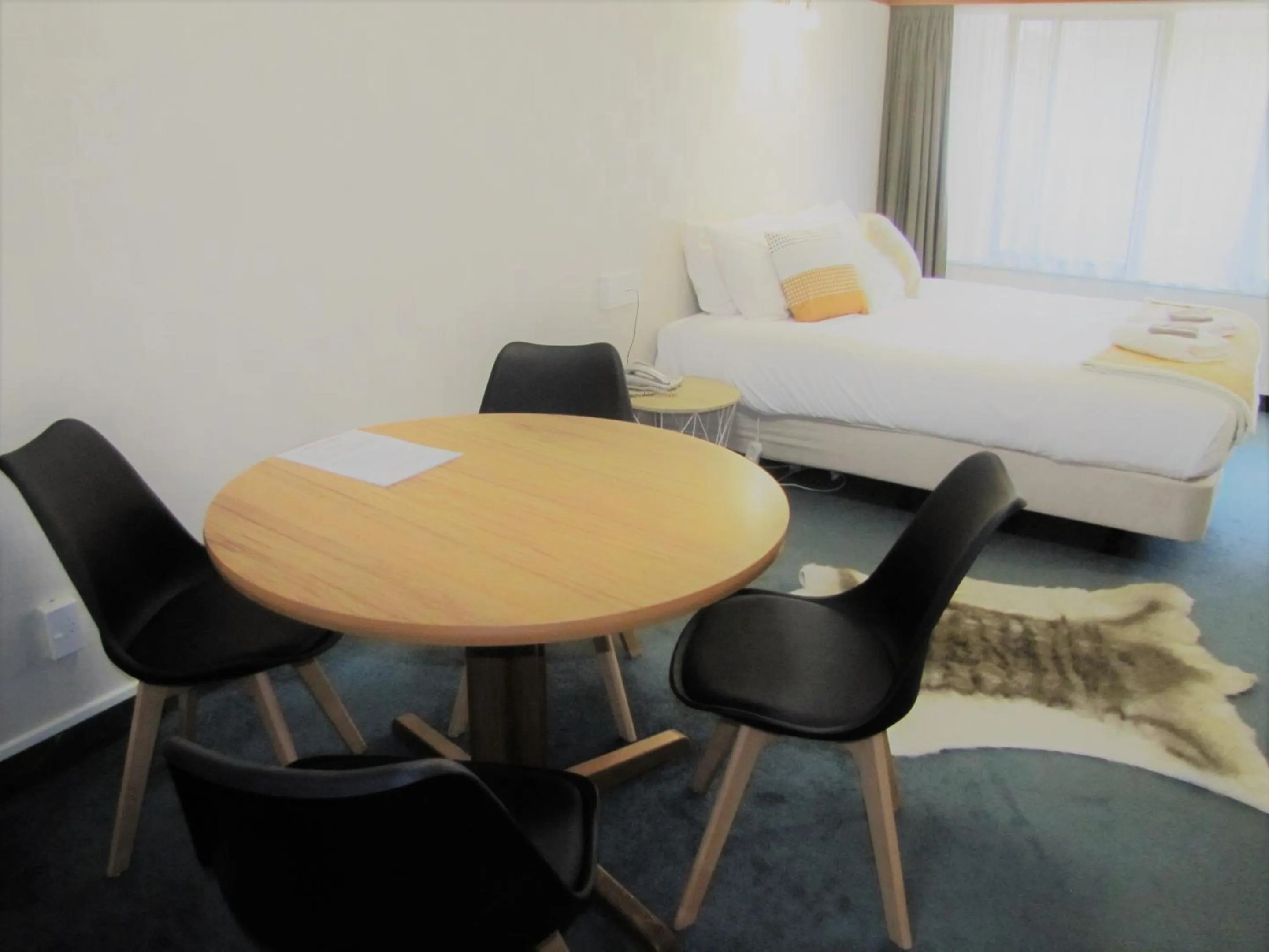Dining area, Bed in The Beachcomber Hotel