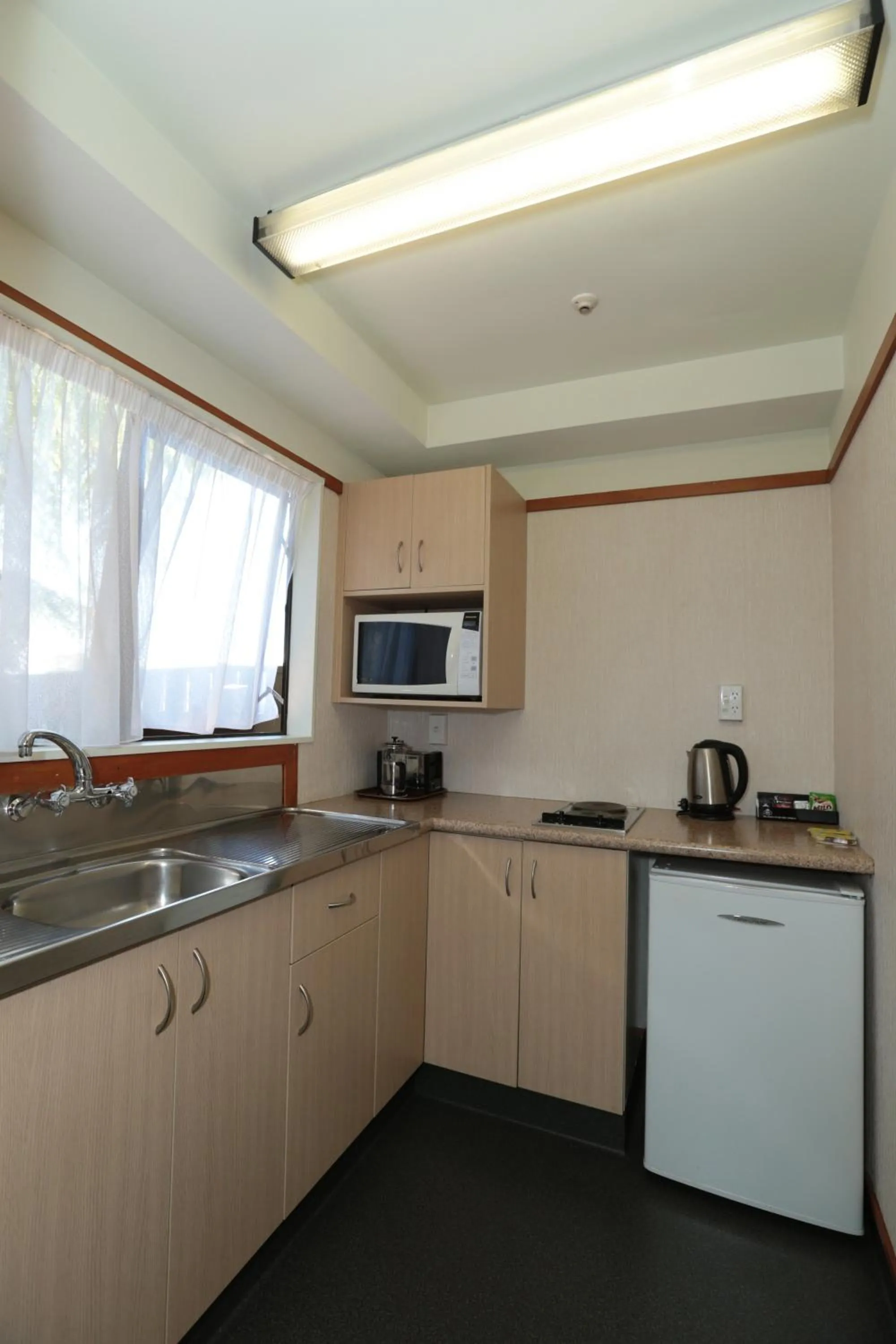 Kitchen or kitchenette in The Beachcomber Hotel