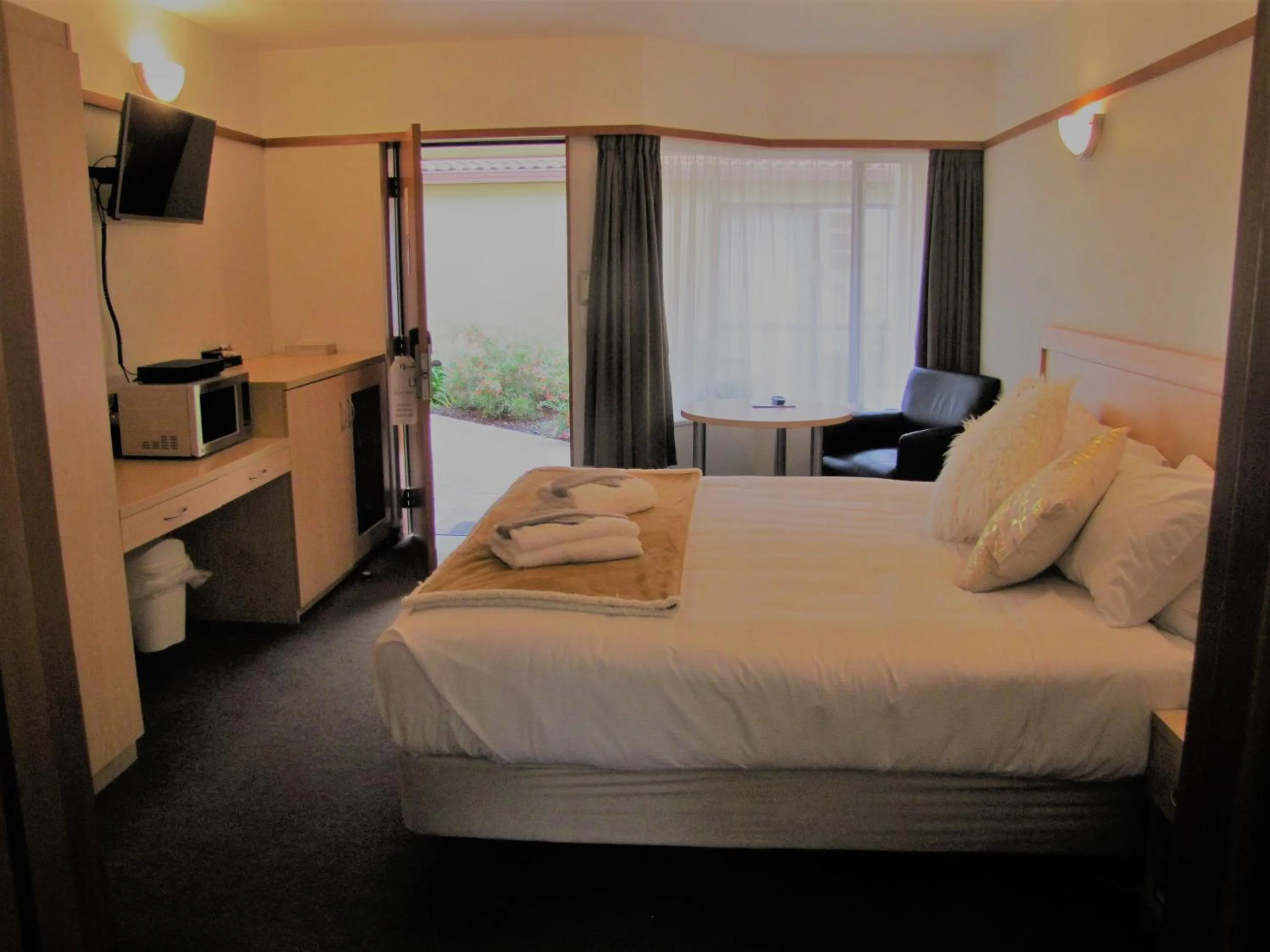 TV and multimedia, Bed in The Beachcomber Hotel