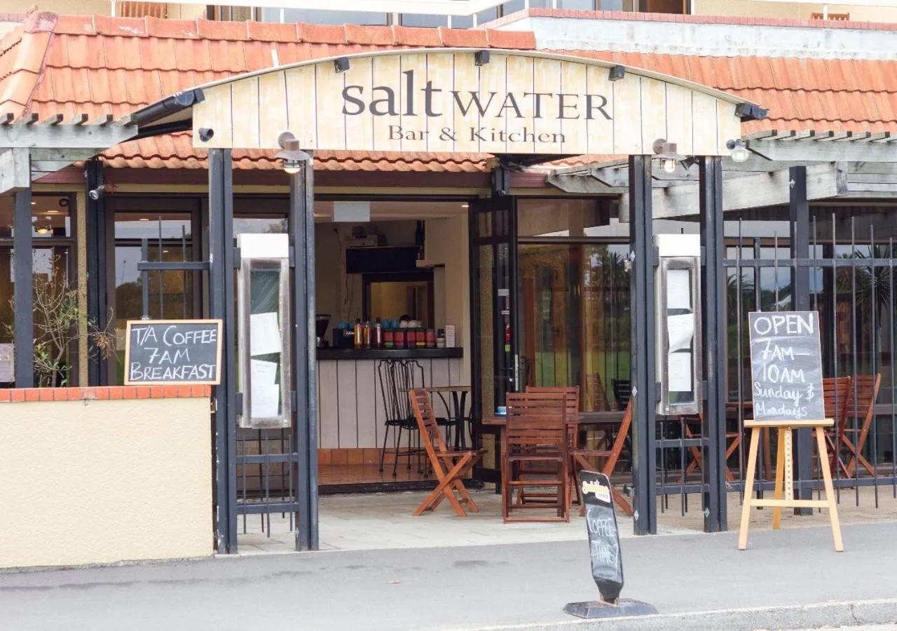 Restaurant/places to eat in The Beachcomber Hotel