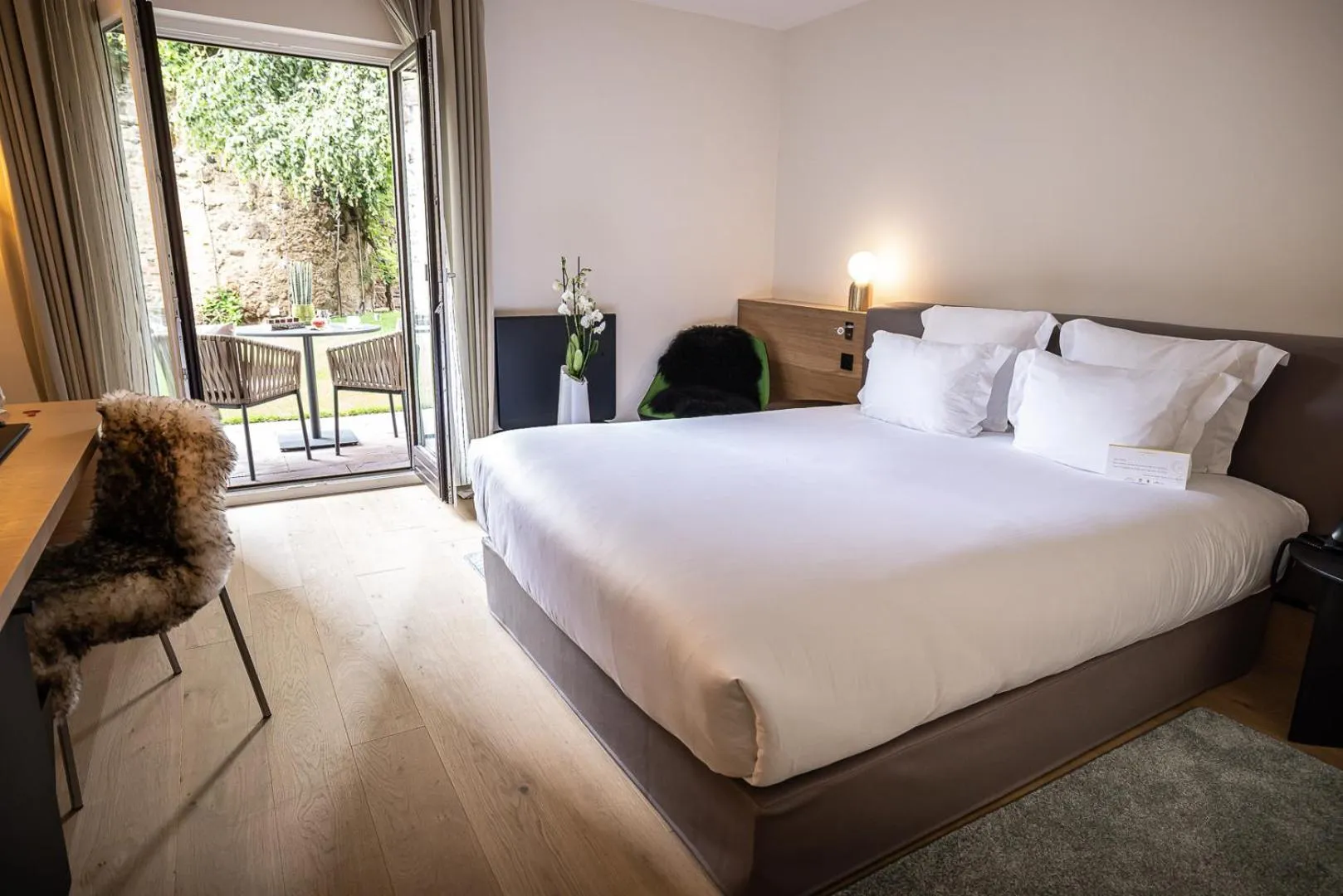 Bed in Relais et Châteaux Le Chambard