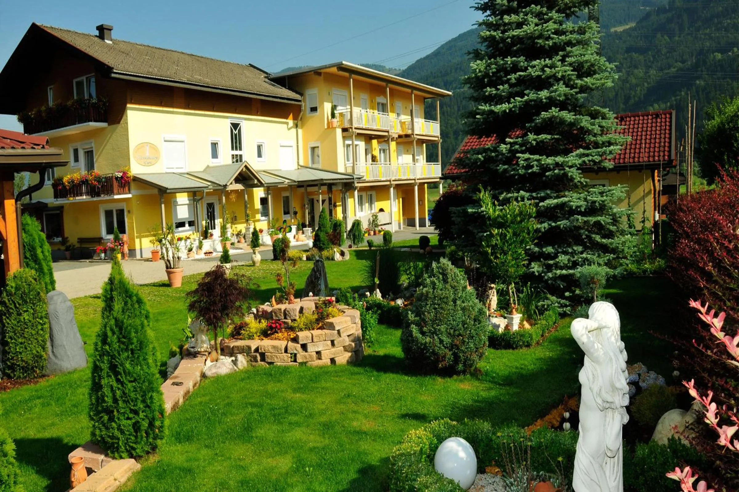 Property building in Hotel Garni Zerza