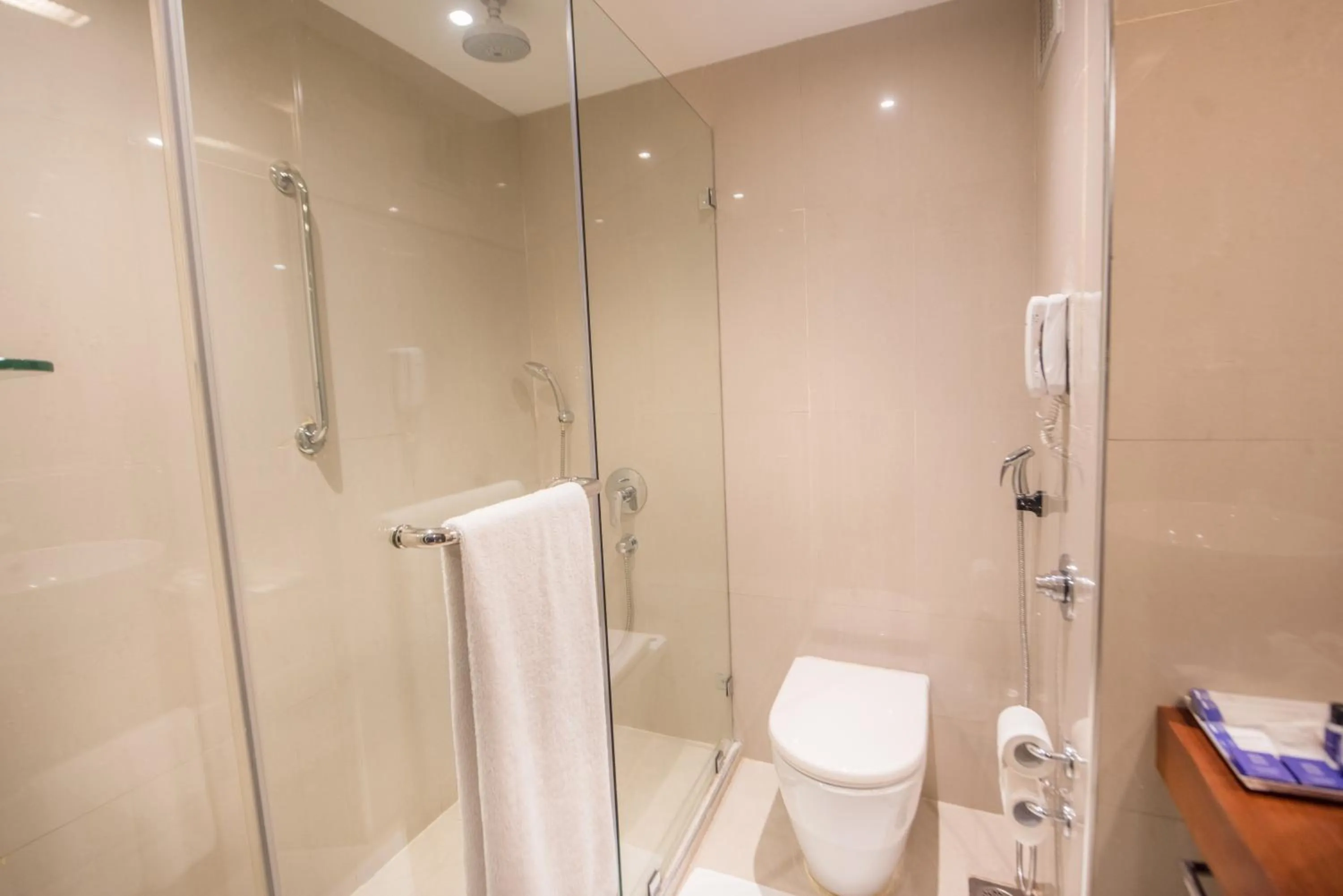 Bathroom in Vivanta Colombo, Airport Garden