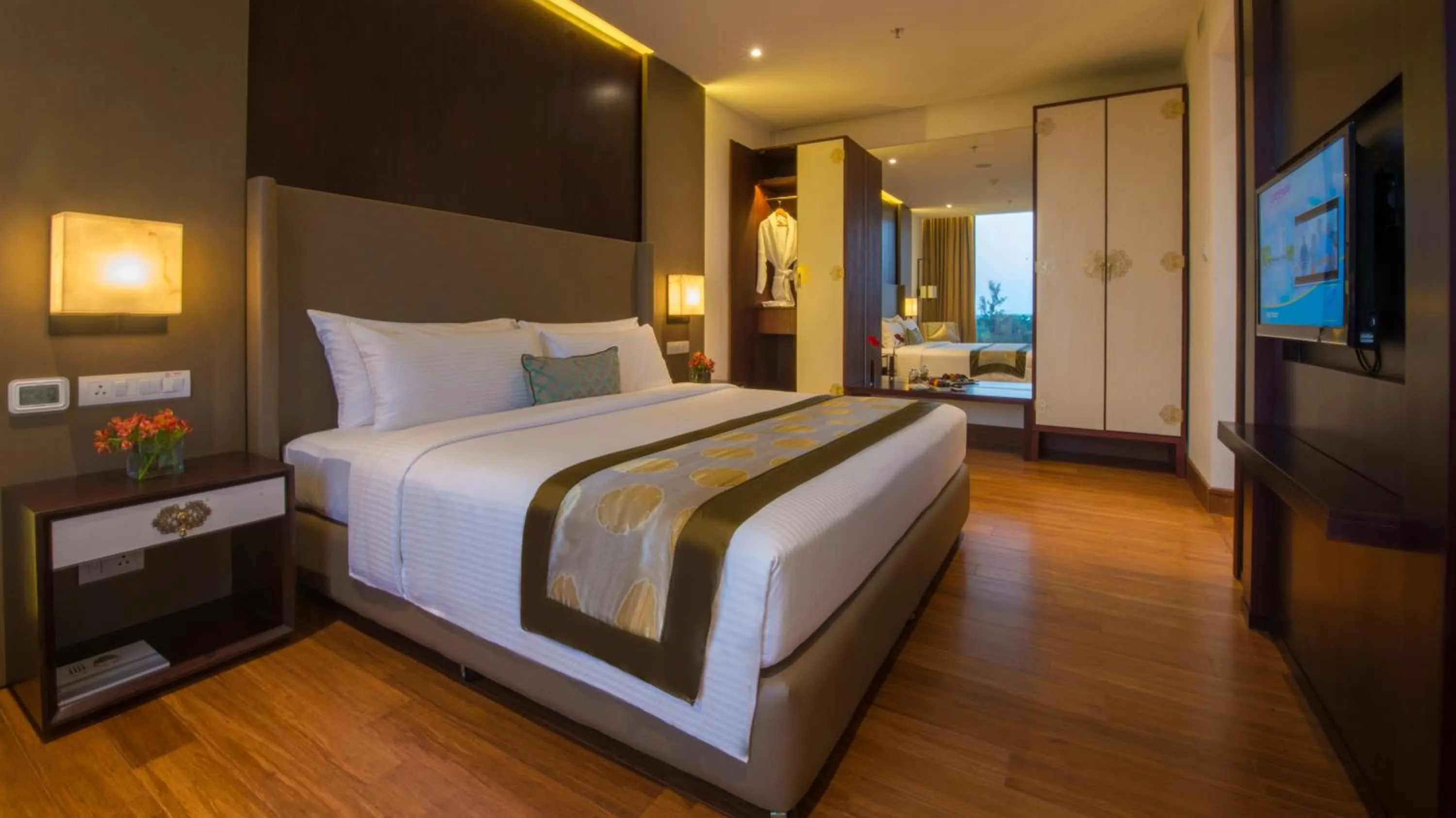 Photo of the whole room, Bed in Vivanta Colombo, Airport Garden