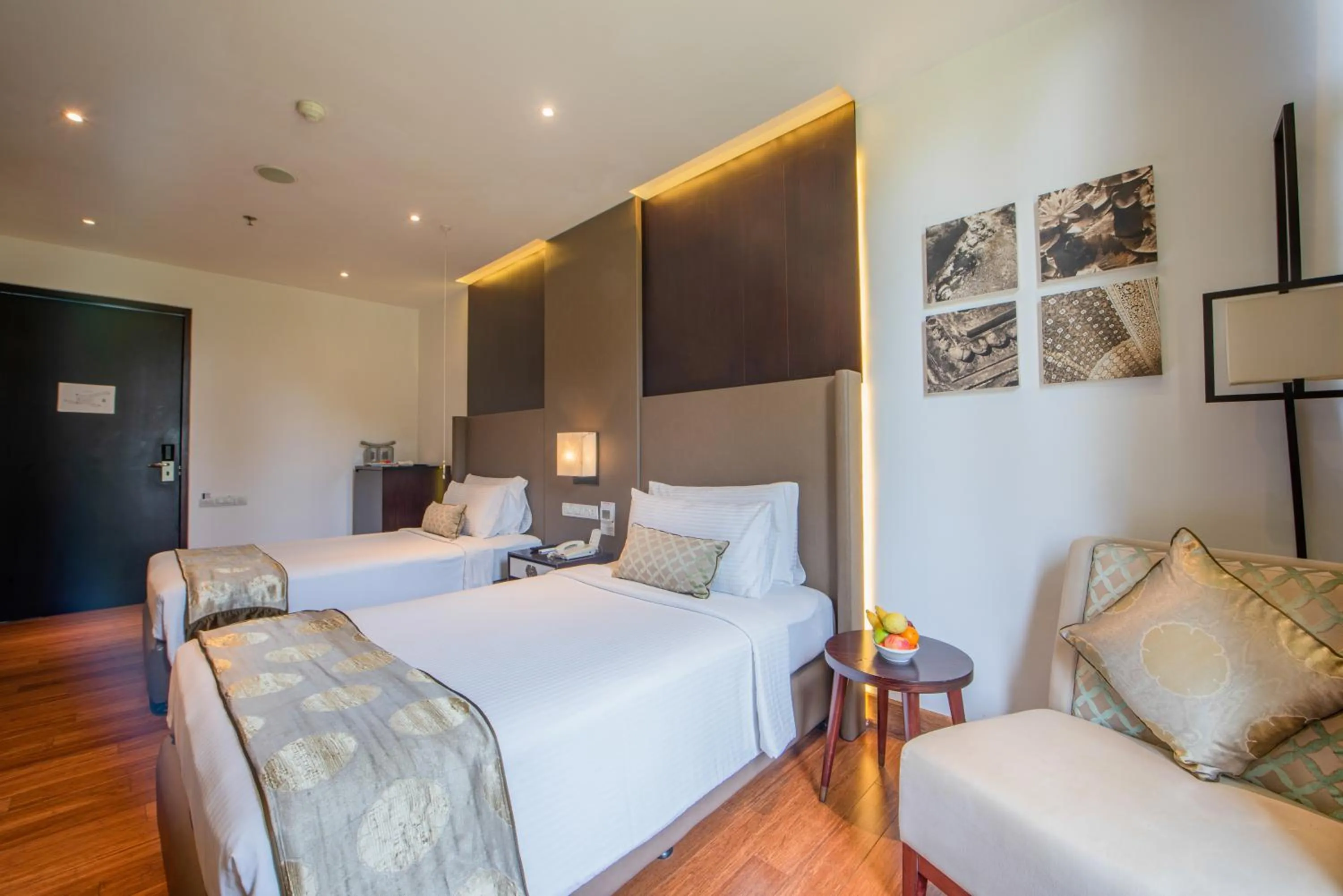 Bedroom, Bed in Vivanta Colombo, Airport Garden