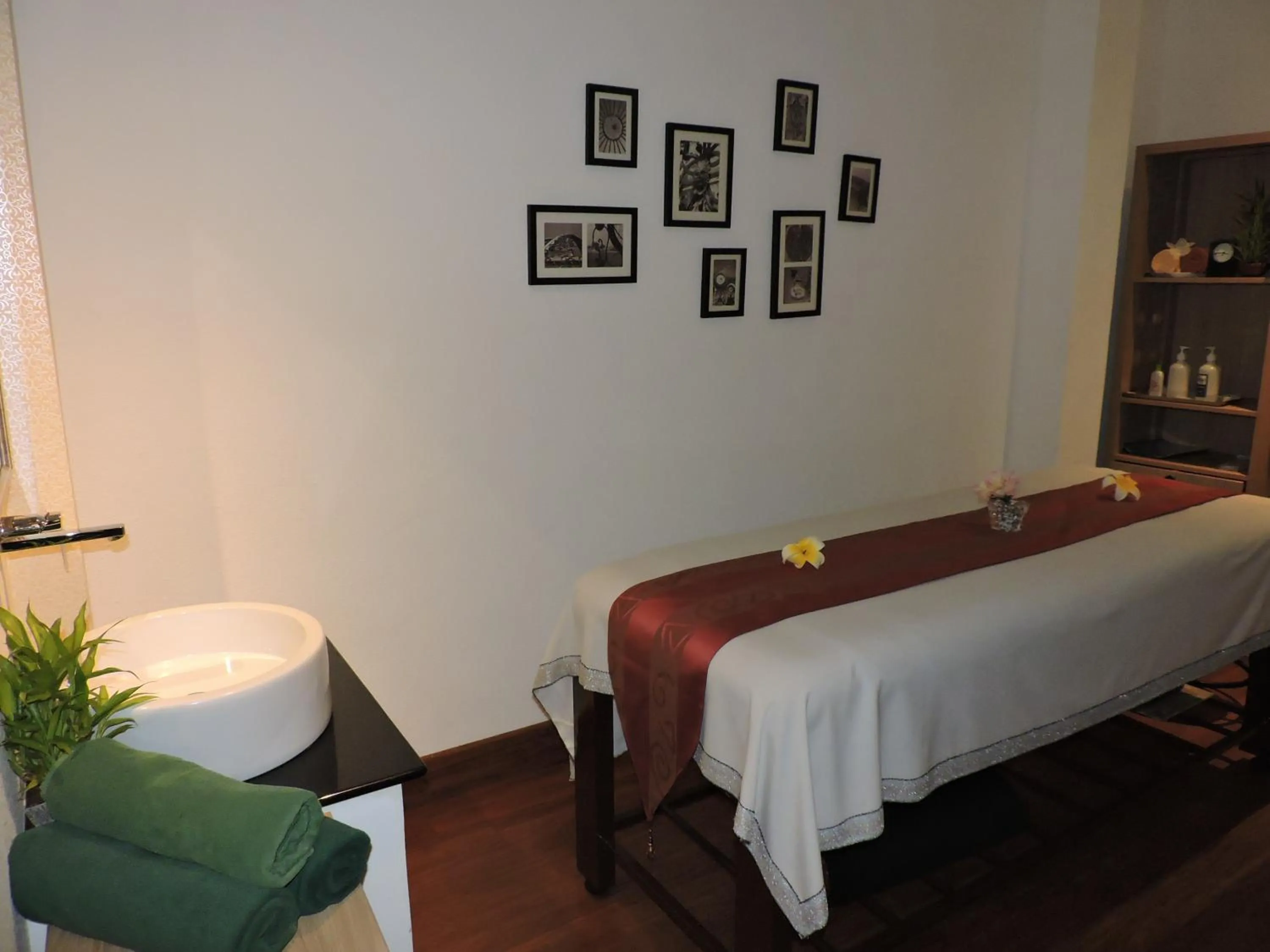 Spa and wellness centre/facilities in Vivanta Colombo, Airport Garden