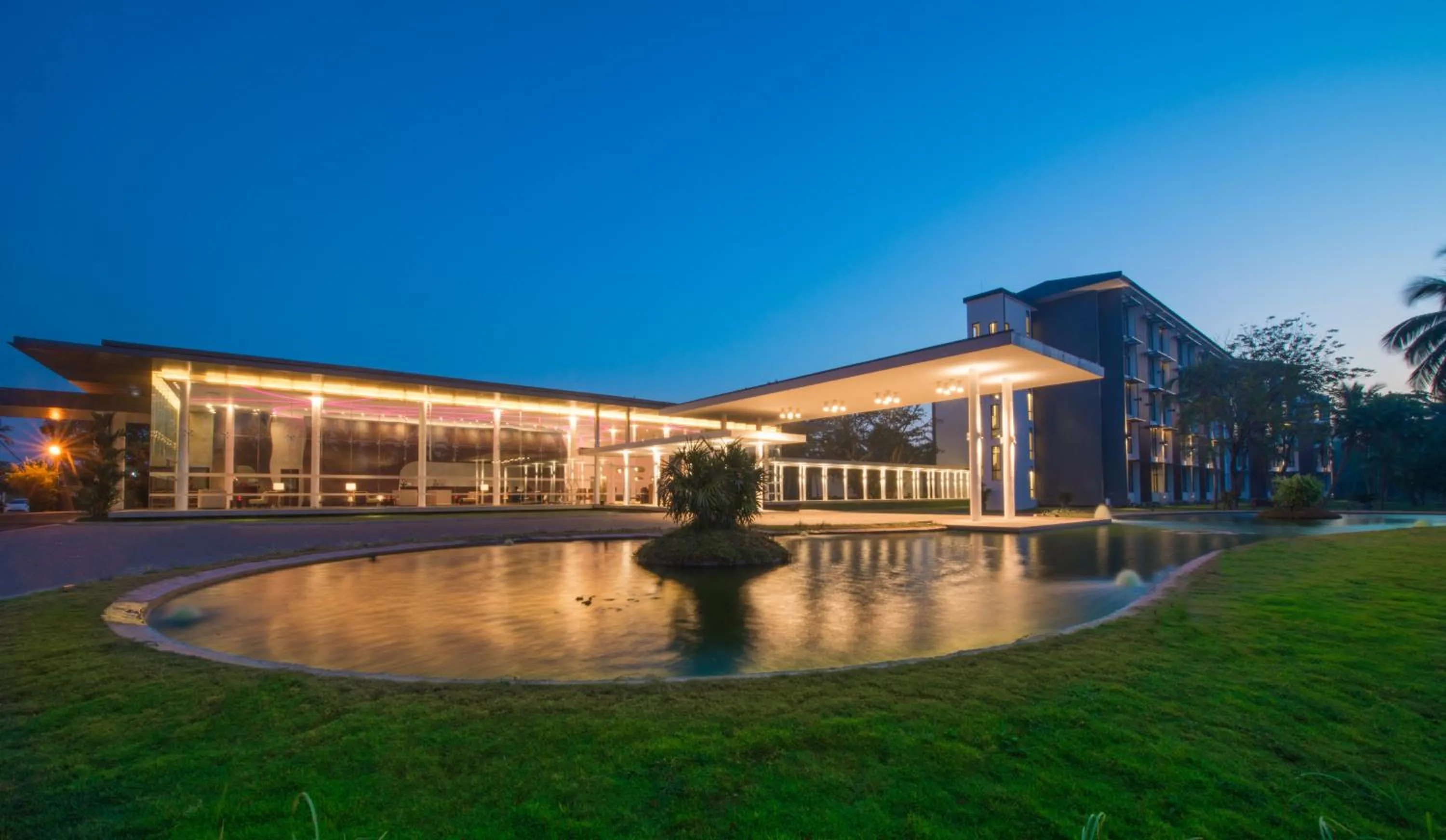 Facade/entrance in Vivanta Colombo, Airport Garden