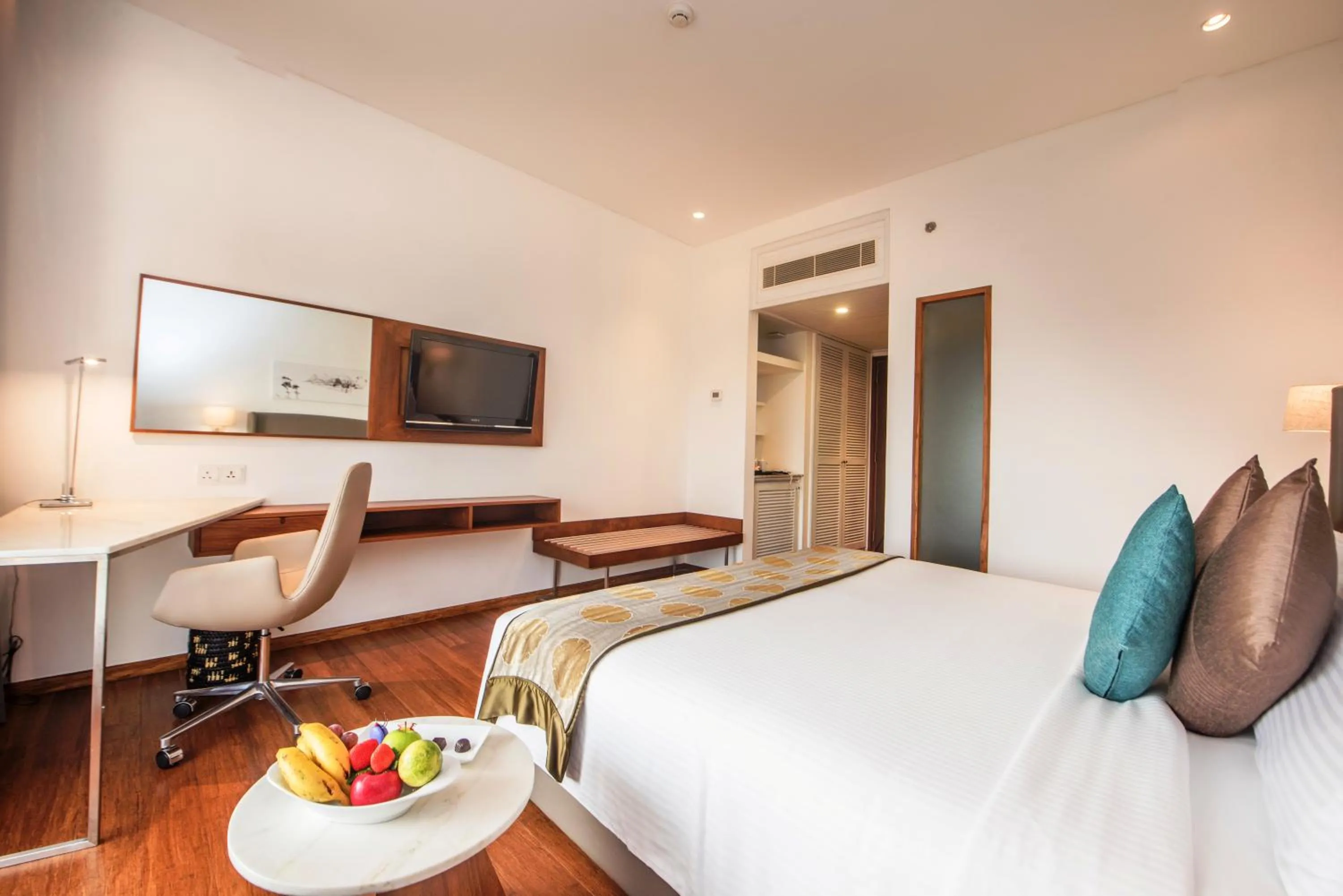 Bedroom, Bed in Vivanta Colombo, Airport Garden