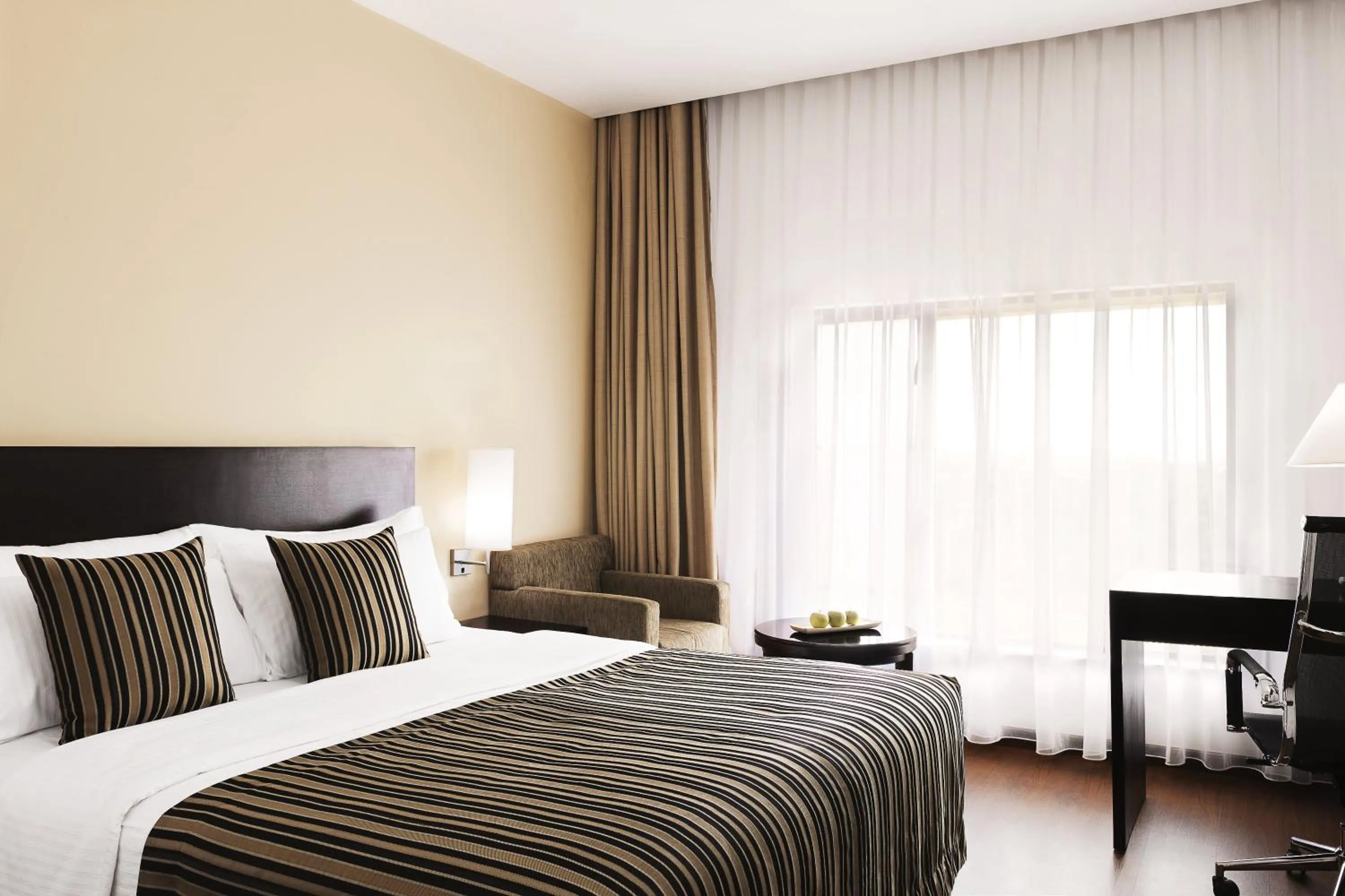 Bed in Vivanta Colombo, Airport Garden