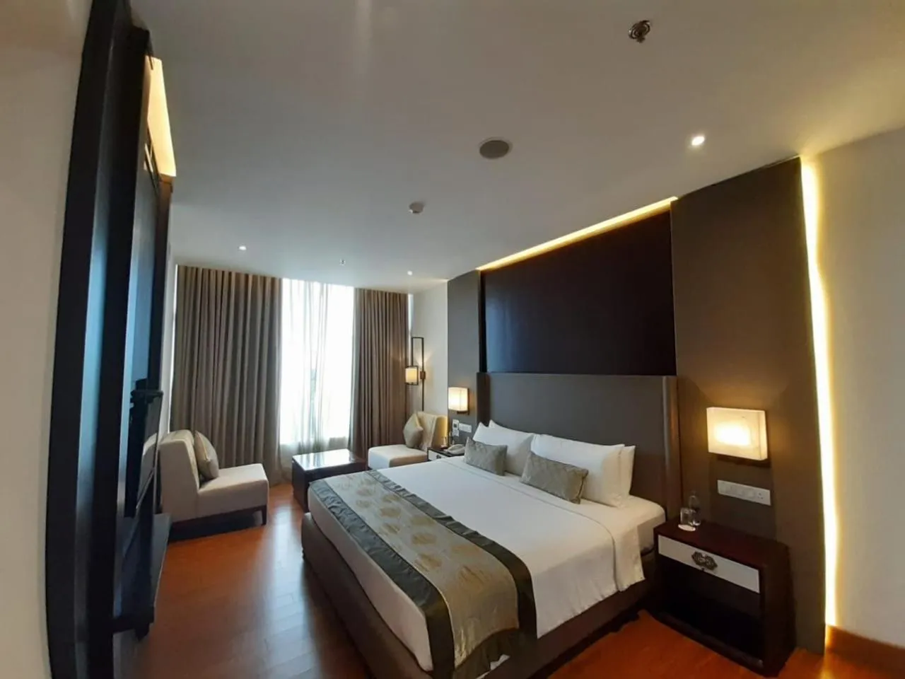 Bedroom, Bed in Vivanta Colombo, Airport Garden