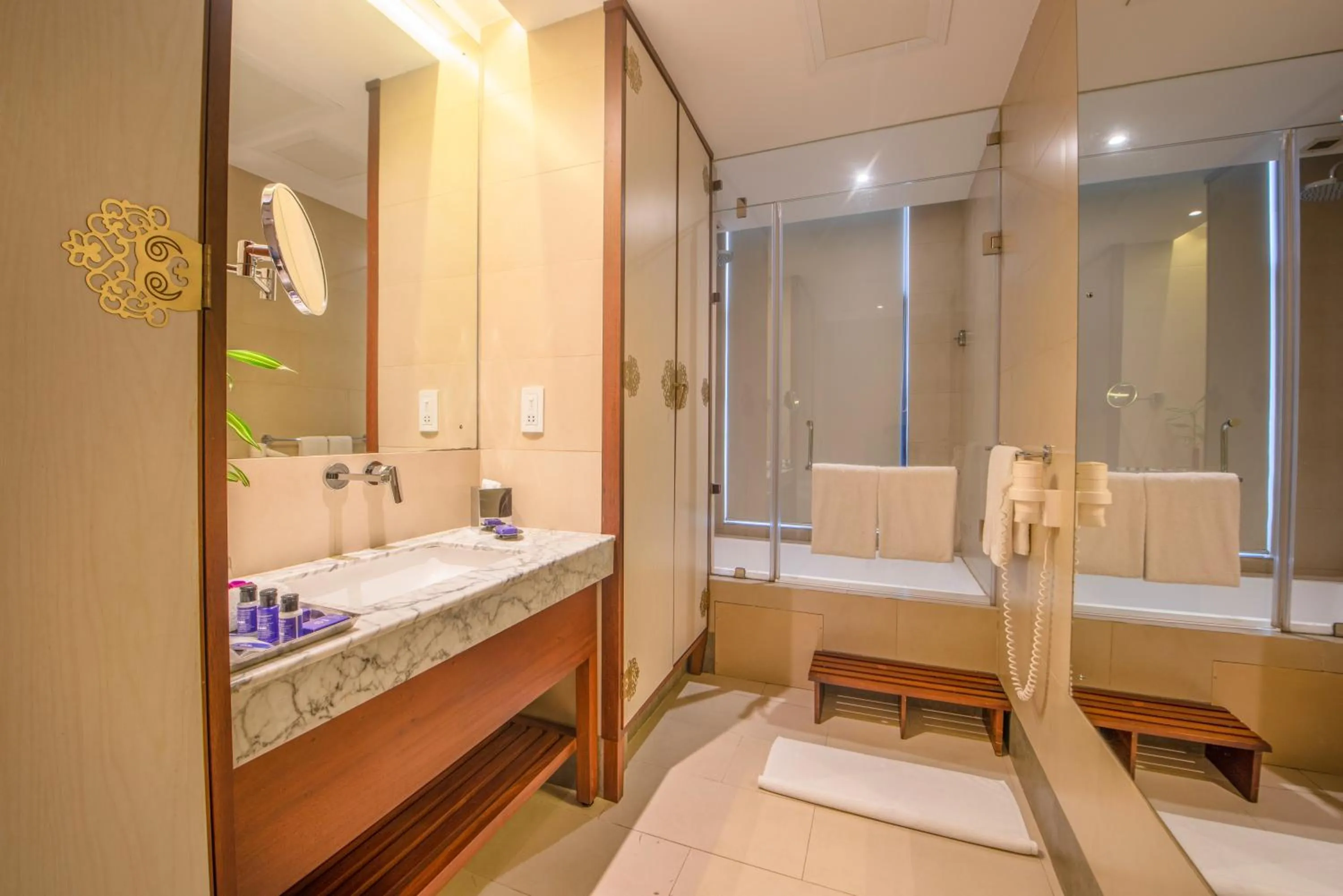 Bathroom, Bed in Vivanta Colombo, Airport Garden