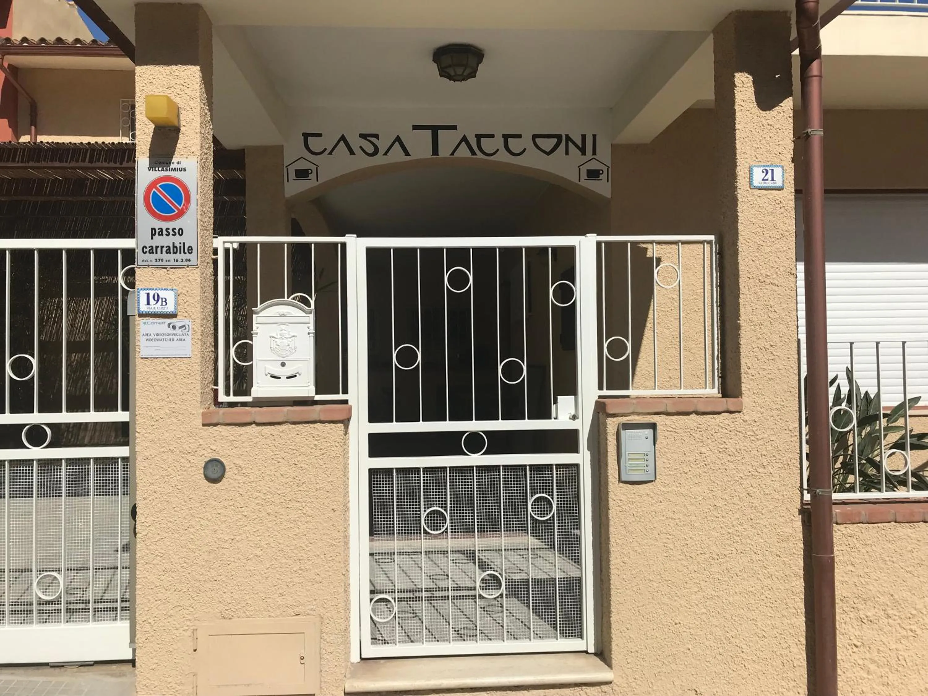 Facade/entrance in Casa Tacconi