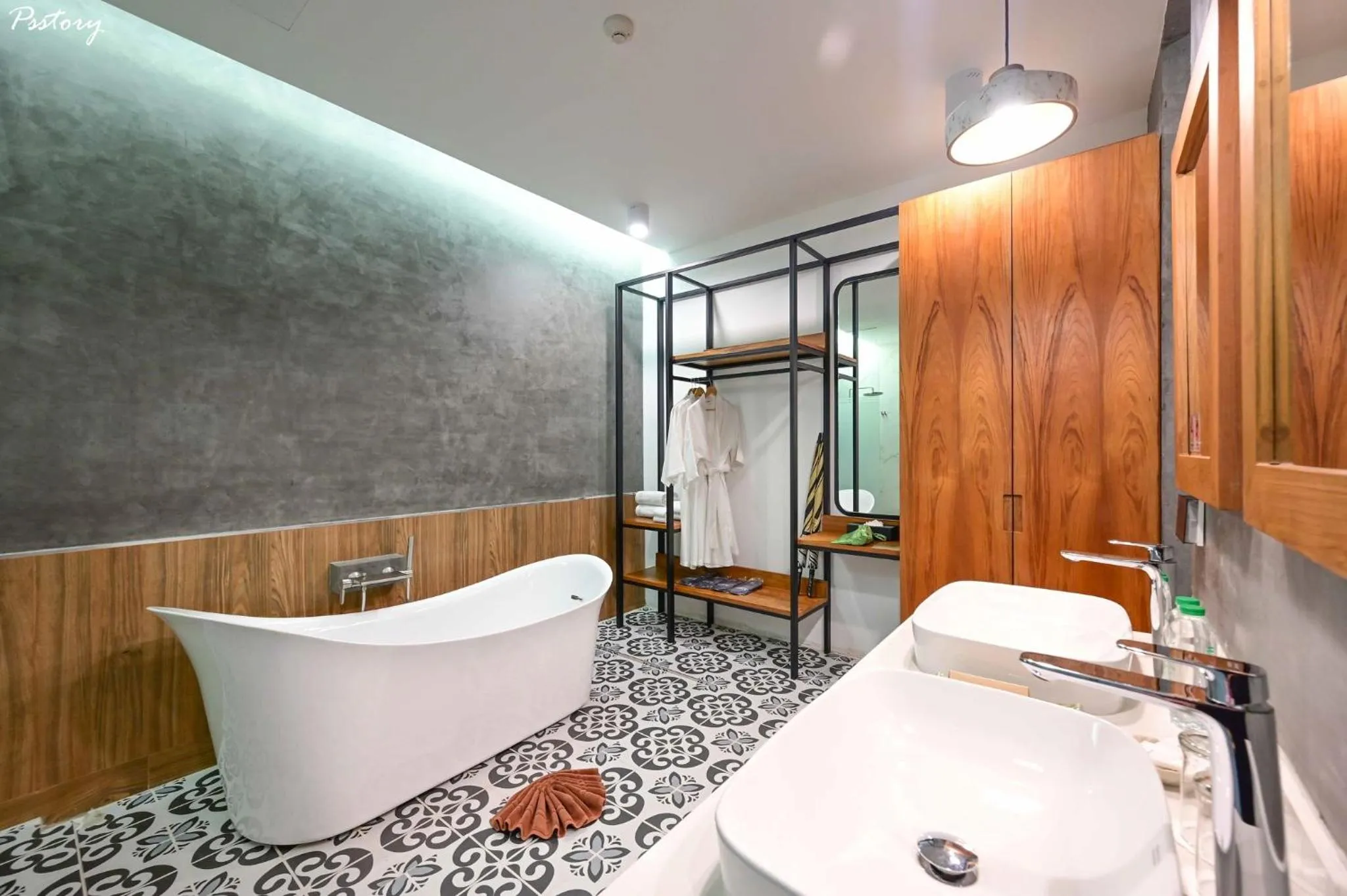 Bathroom in R-Mar Resort and Spa Patong, Phuket