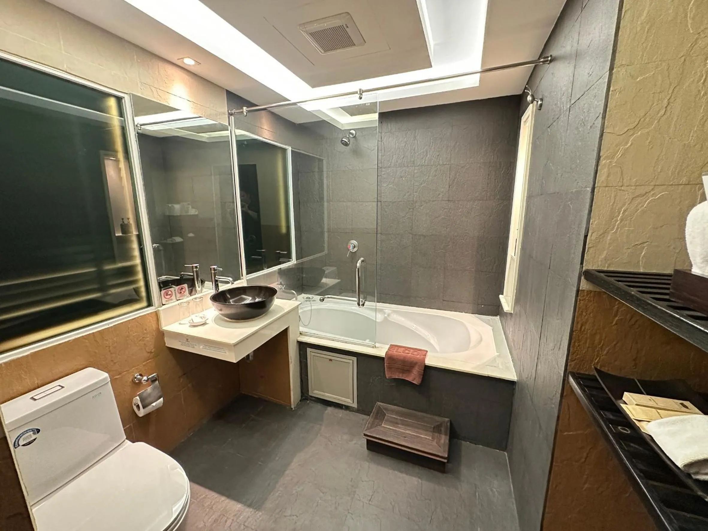 Bathroom in R-Mar Resort and Spa Patong, Phuket