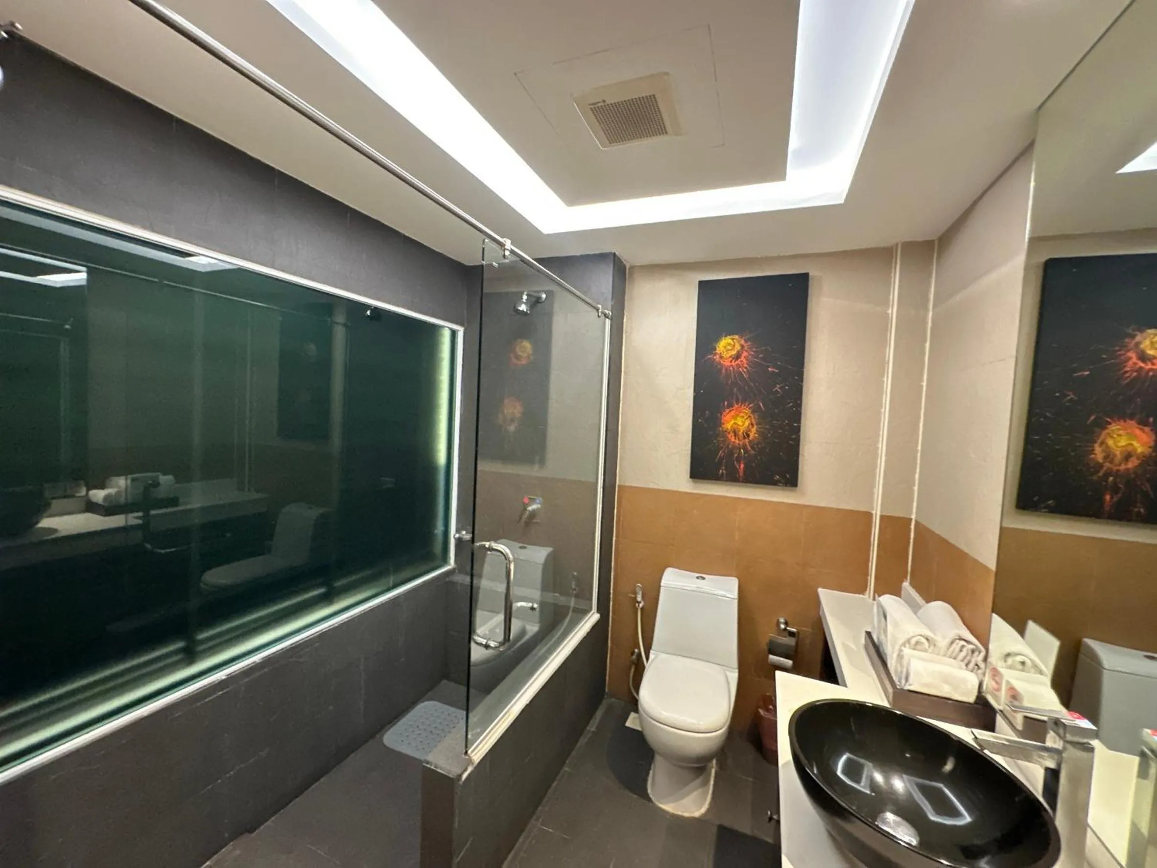 Bathroom in R-Mar Resort and Spa Patong, Phuket