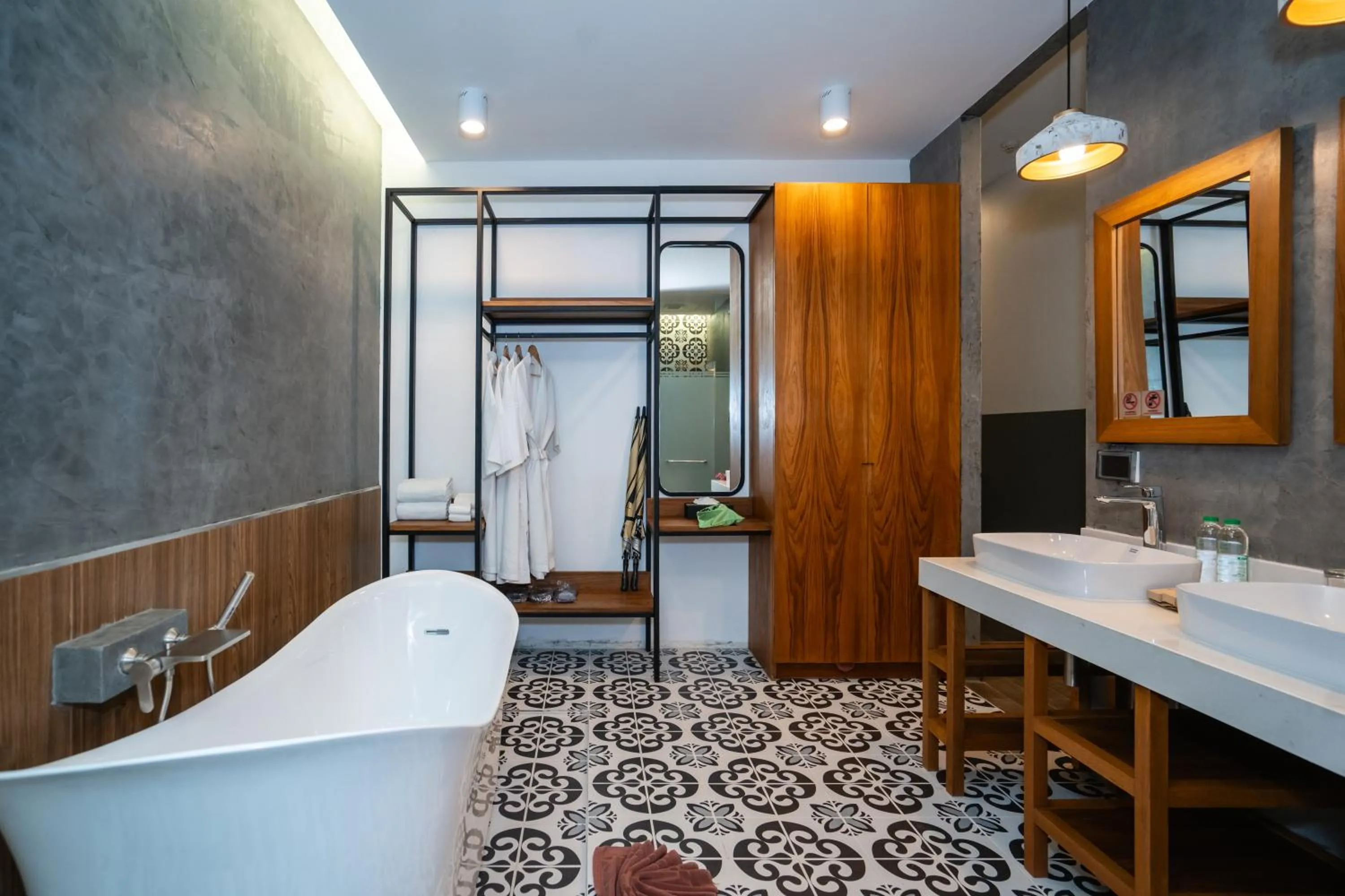 Bathroom in R-Mar Resort and Spa Patong, Phuket