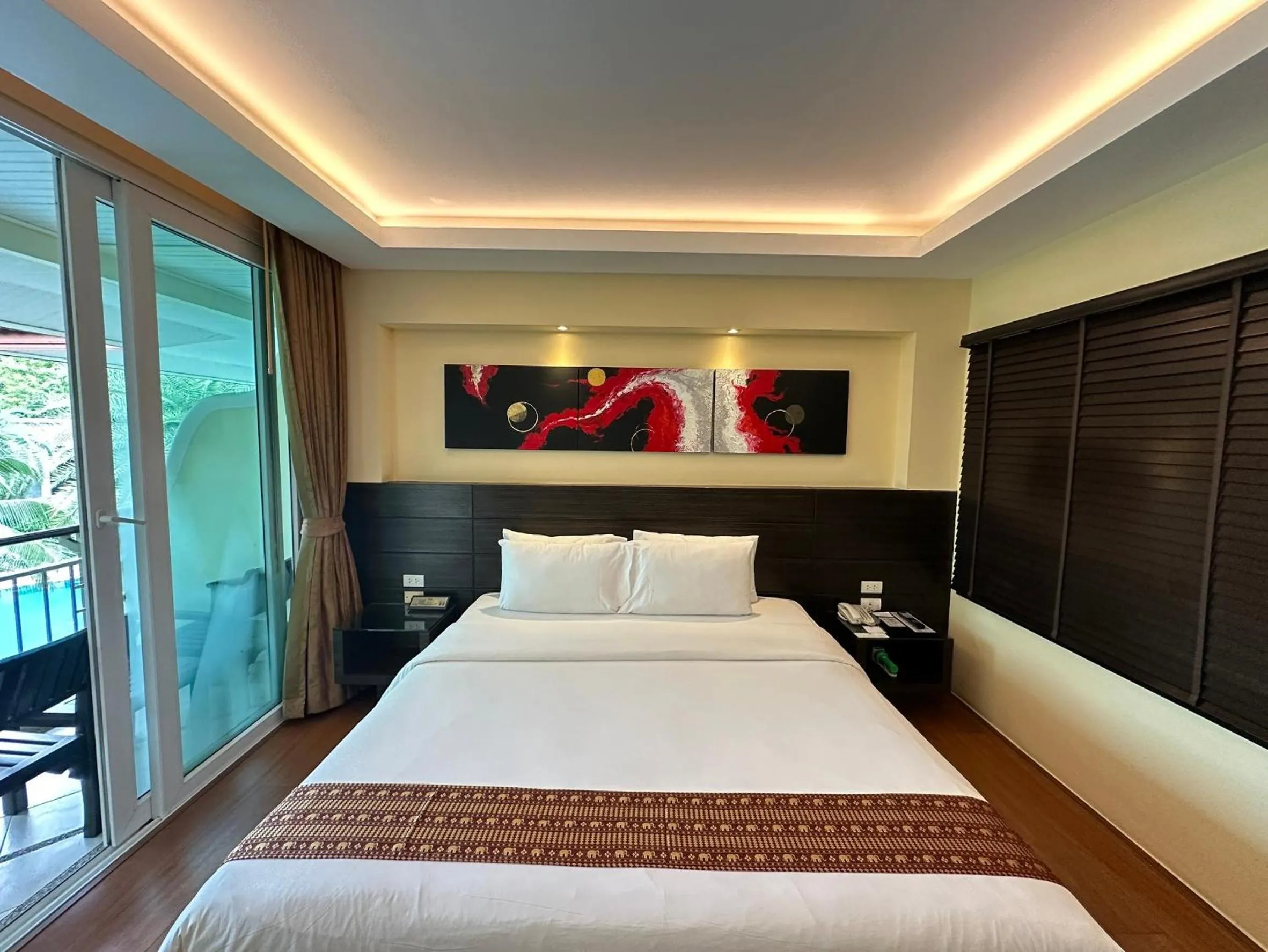 Bed in R-Mar Resort and Spa Patong, Phuket