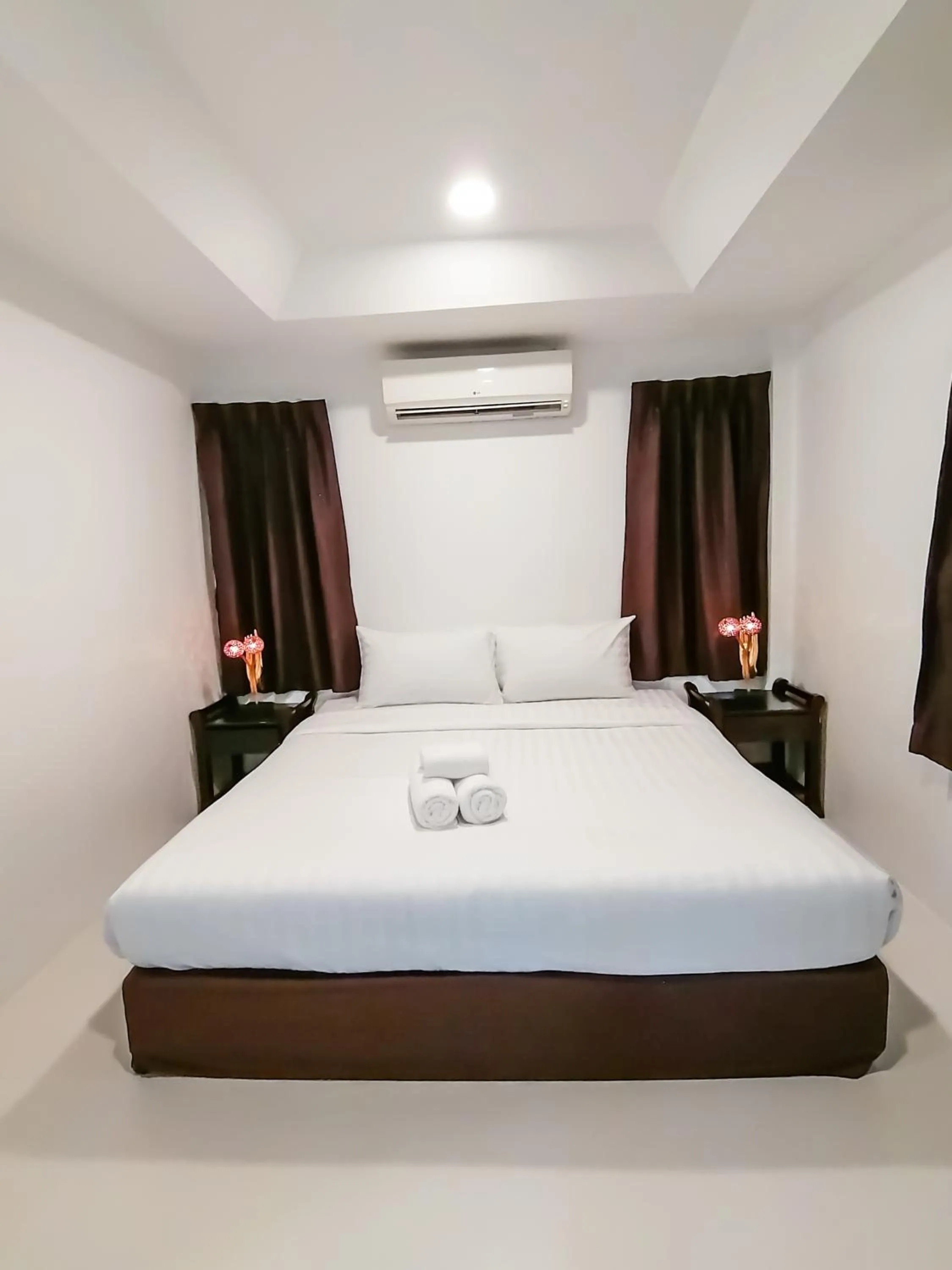 Photo of the whole room, Bed in The Cosy Maenam Beach Resort