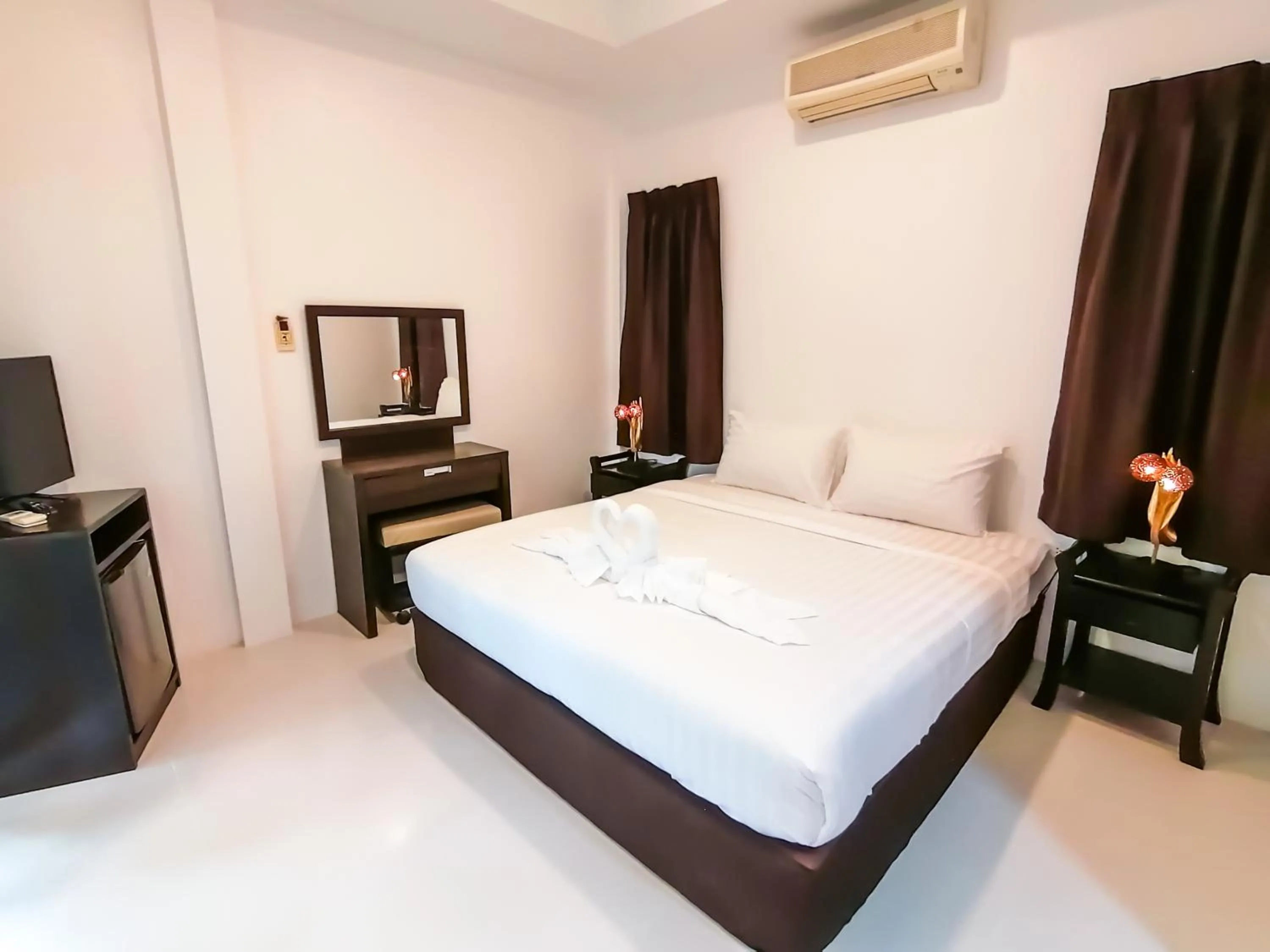 Photo of the whole room, Bed in The Cosy Maenam Beach Resort