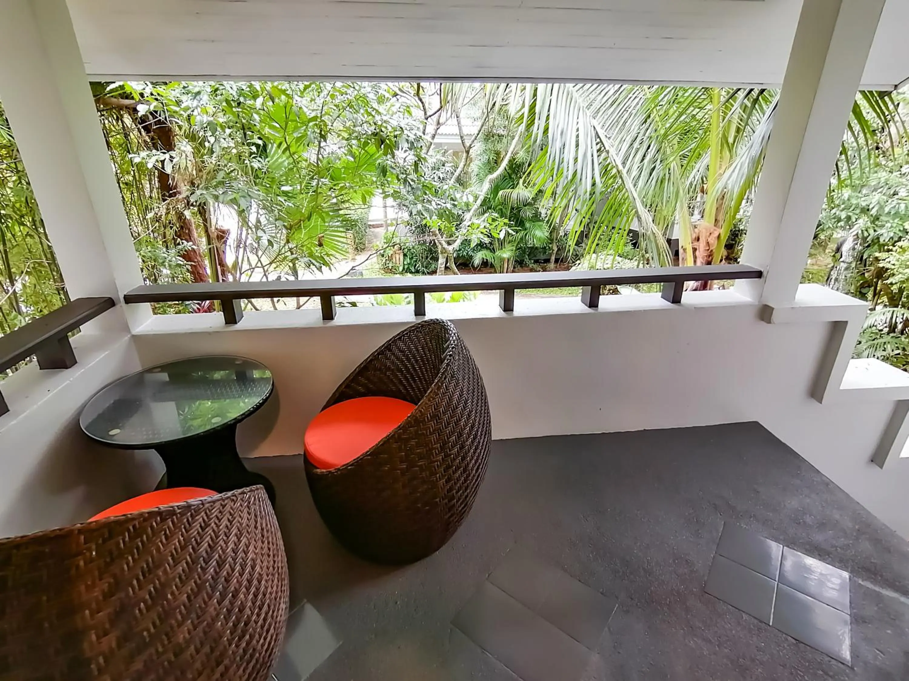 Balcony/Terrace in The Cosy Maenam Beach Resort