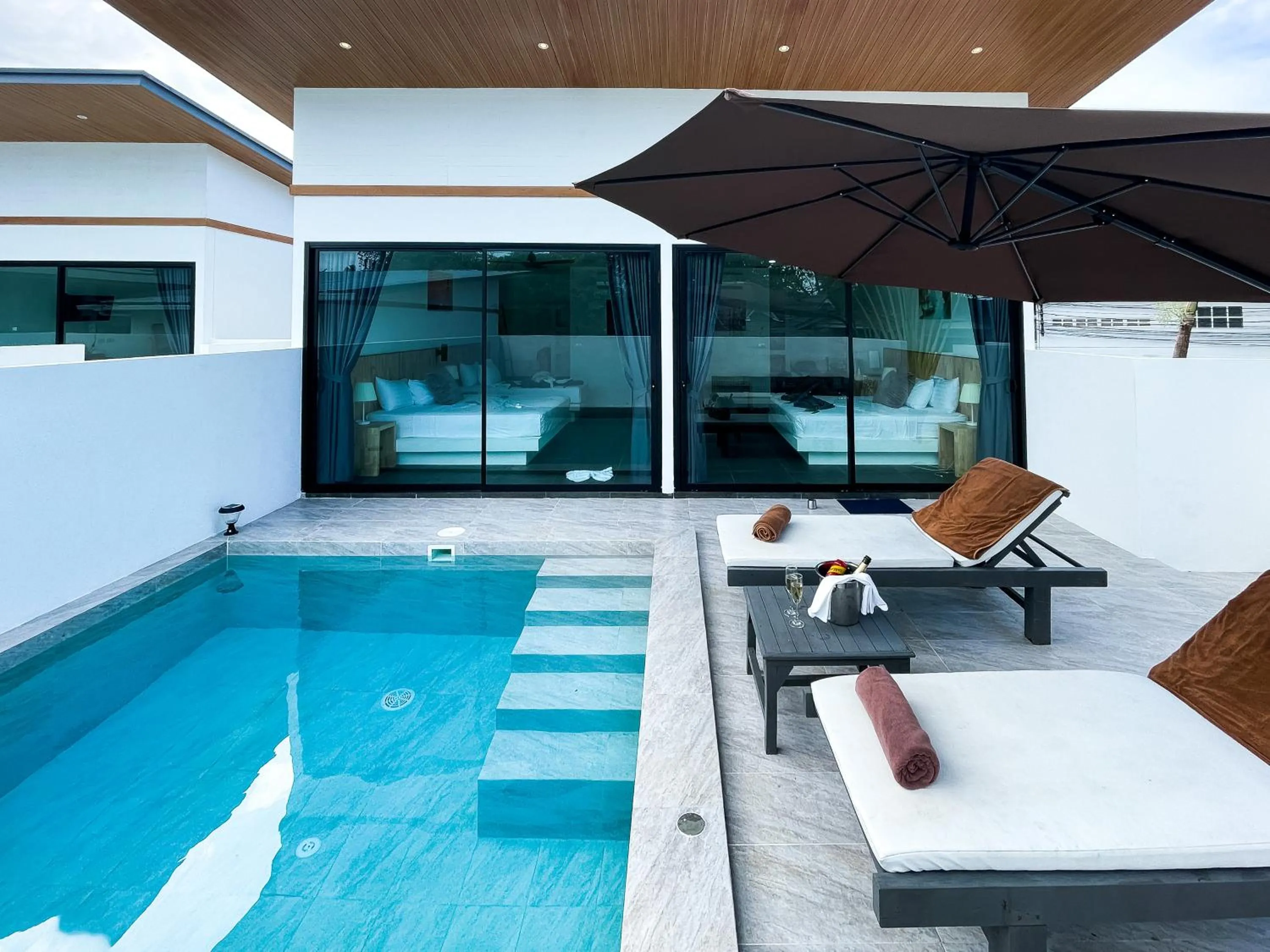 The Cosy Maenam Beach Resort