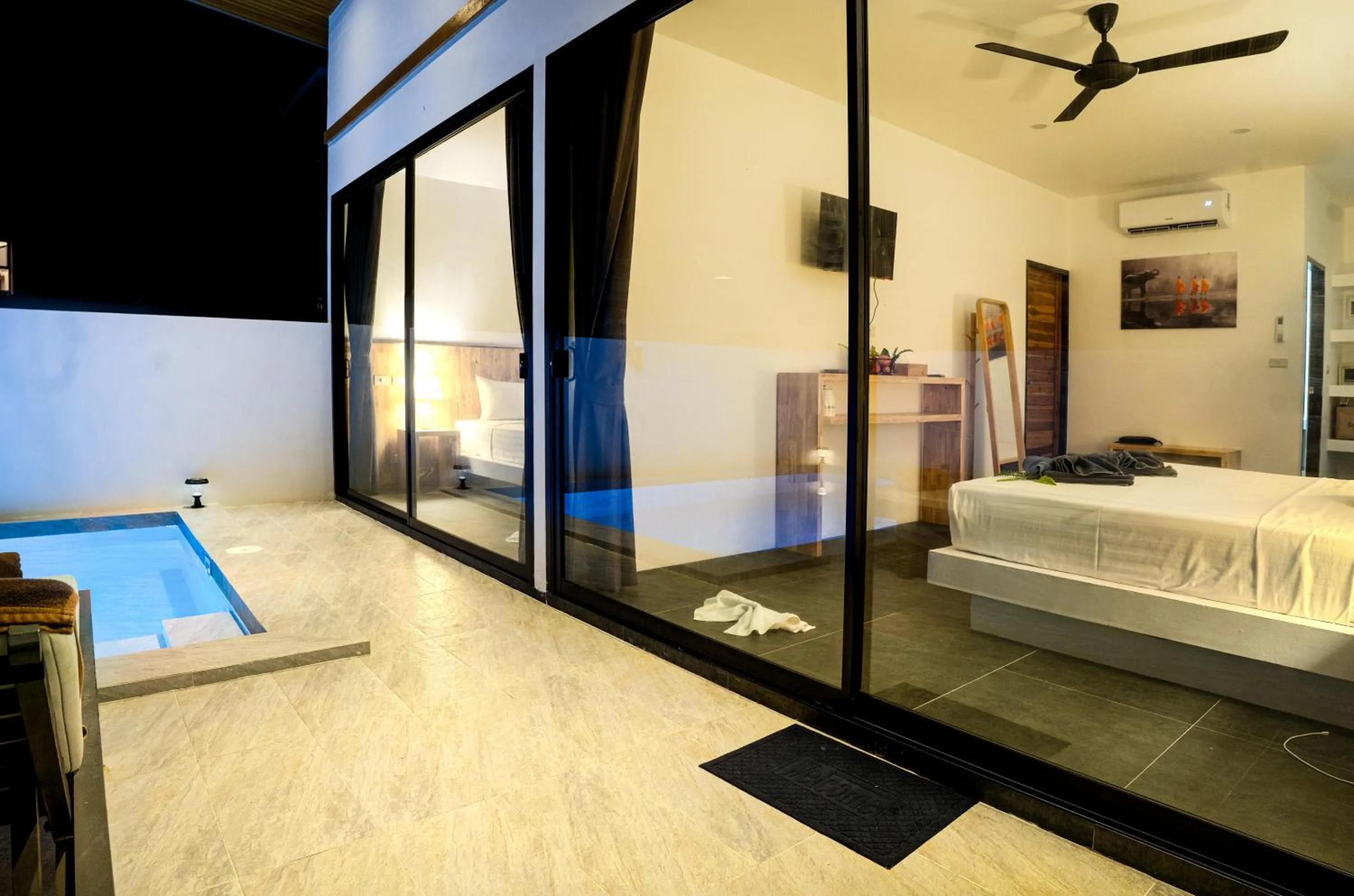 Bed in The Cosy Maenam Beach Resort