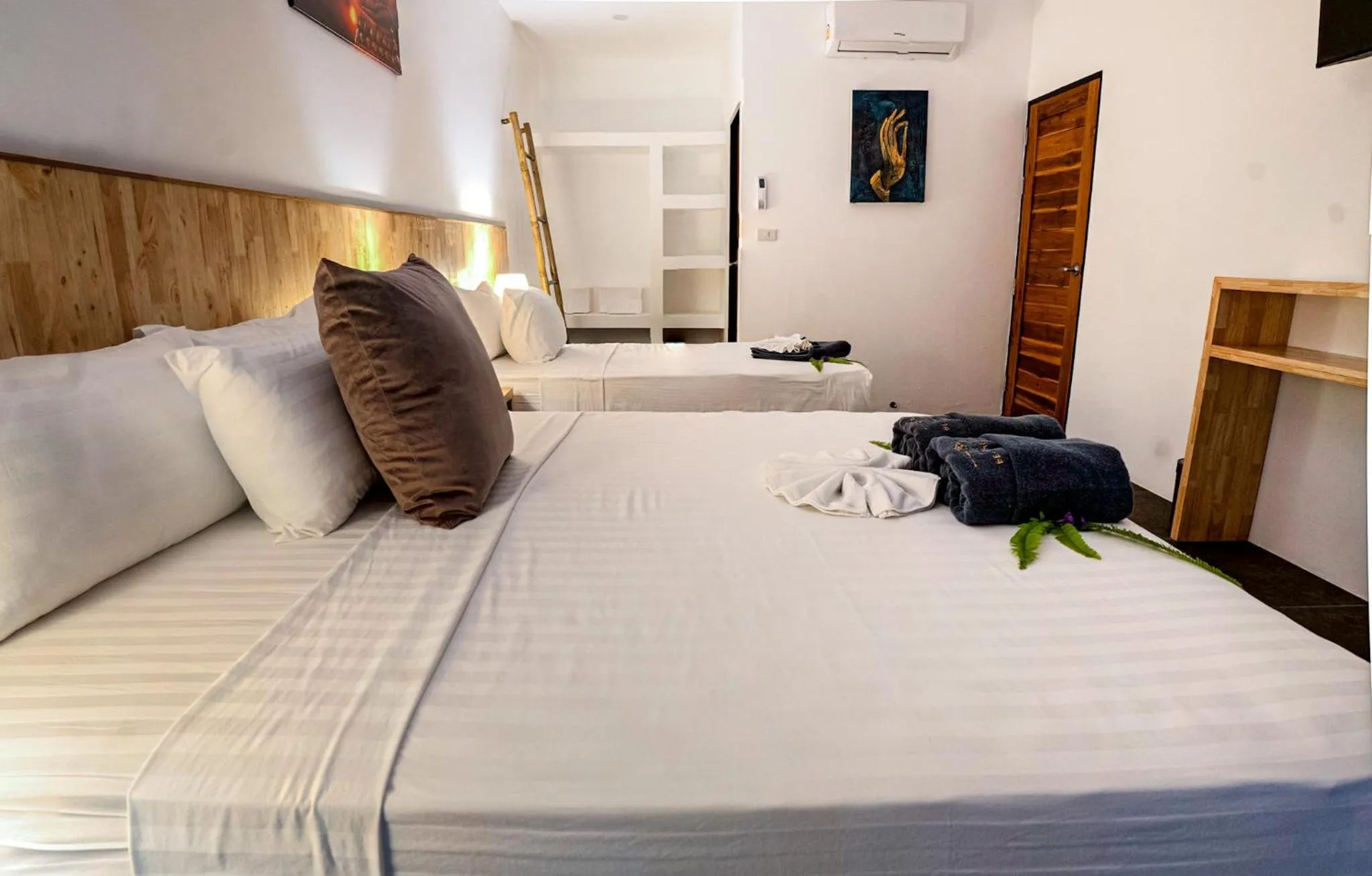 Bed in The Cosy Maenam Beach Resort