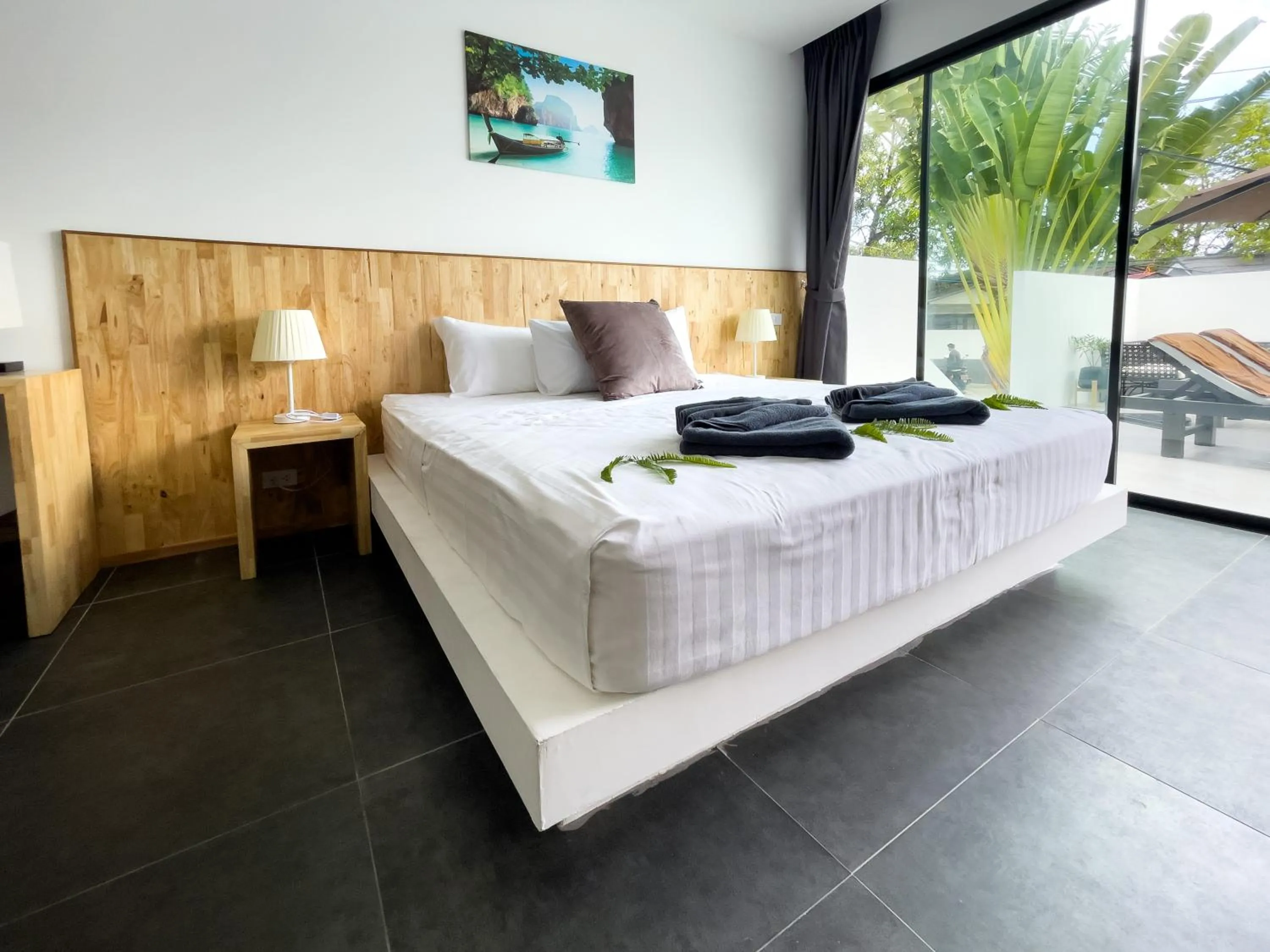 Bed in The Cosy Maenam Beach Resort