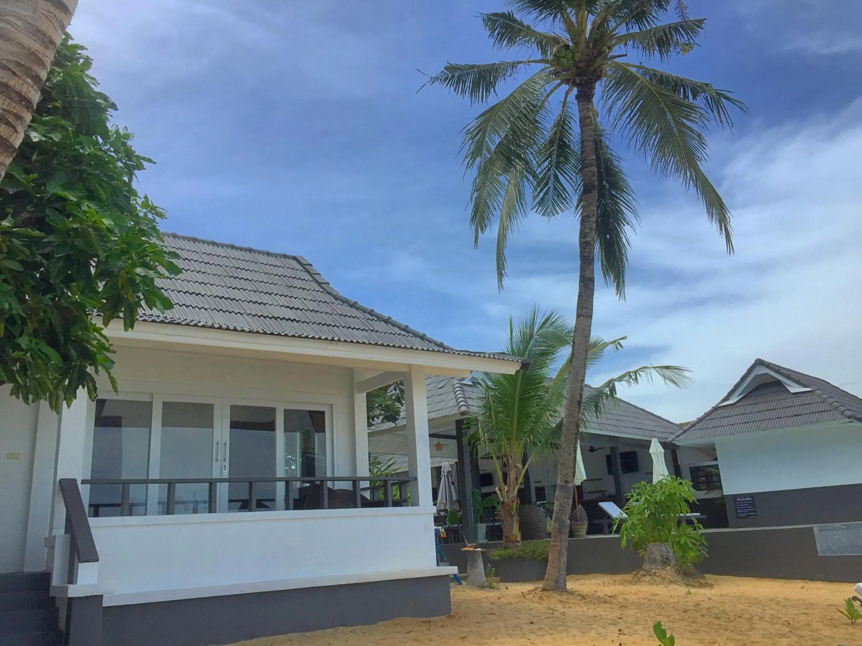 Swimming pool in The Cosy Maenam Beach Resort