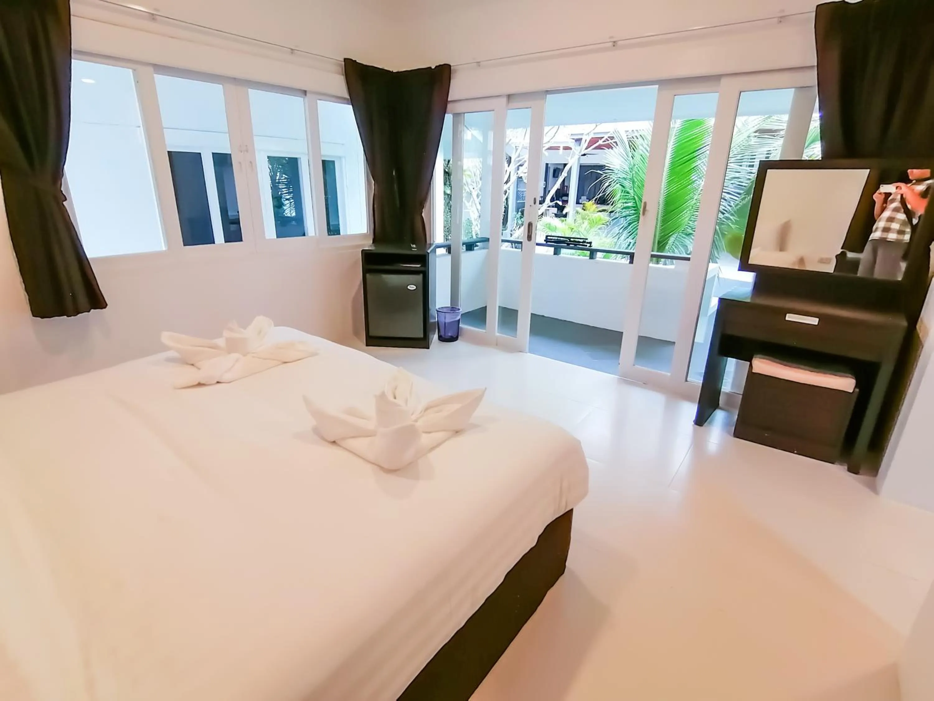 Photo of the whole room, Bed in The Cosy Maenam Beach Resort