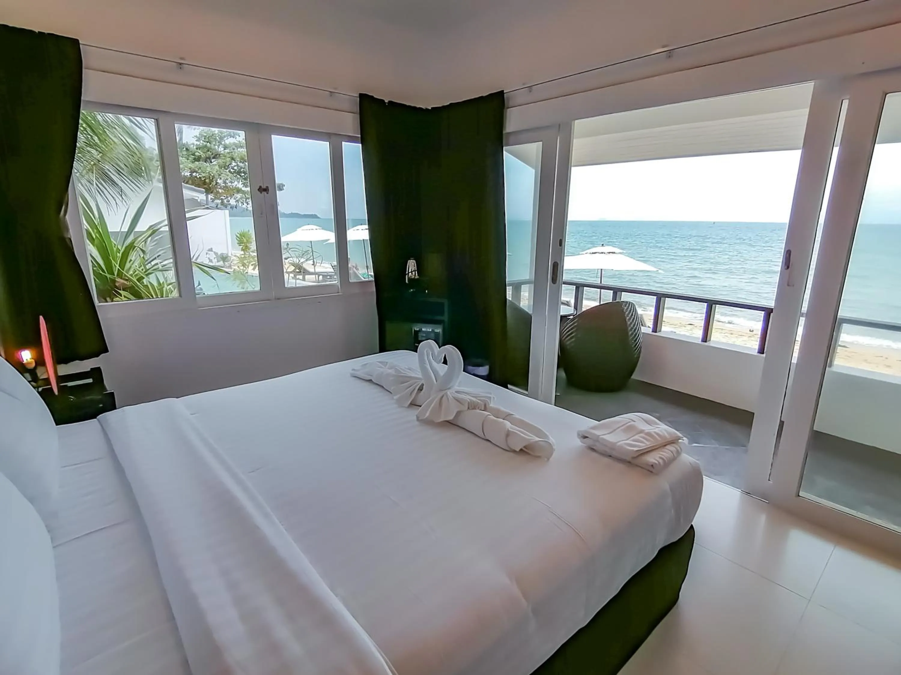 Photo of the whole room, Bed in The Cosy Maenam Beach Resort