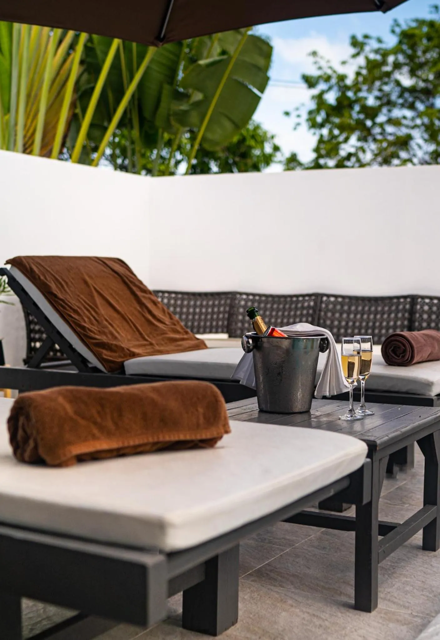 The Cosy Maenam Beach Resort