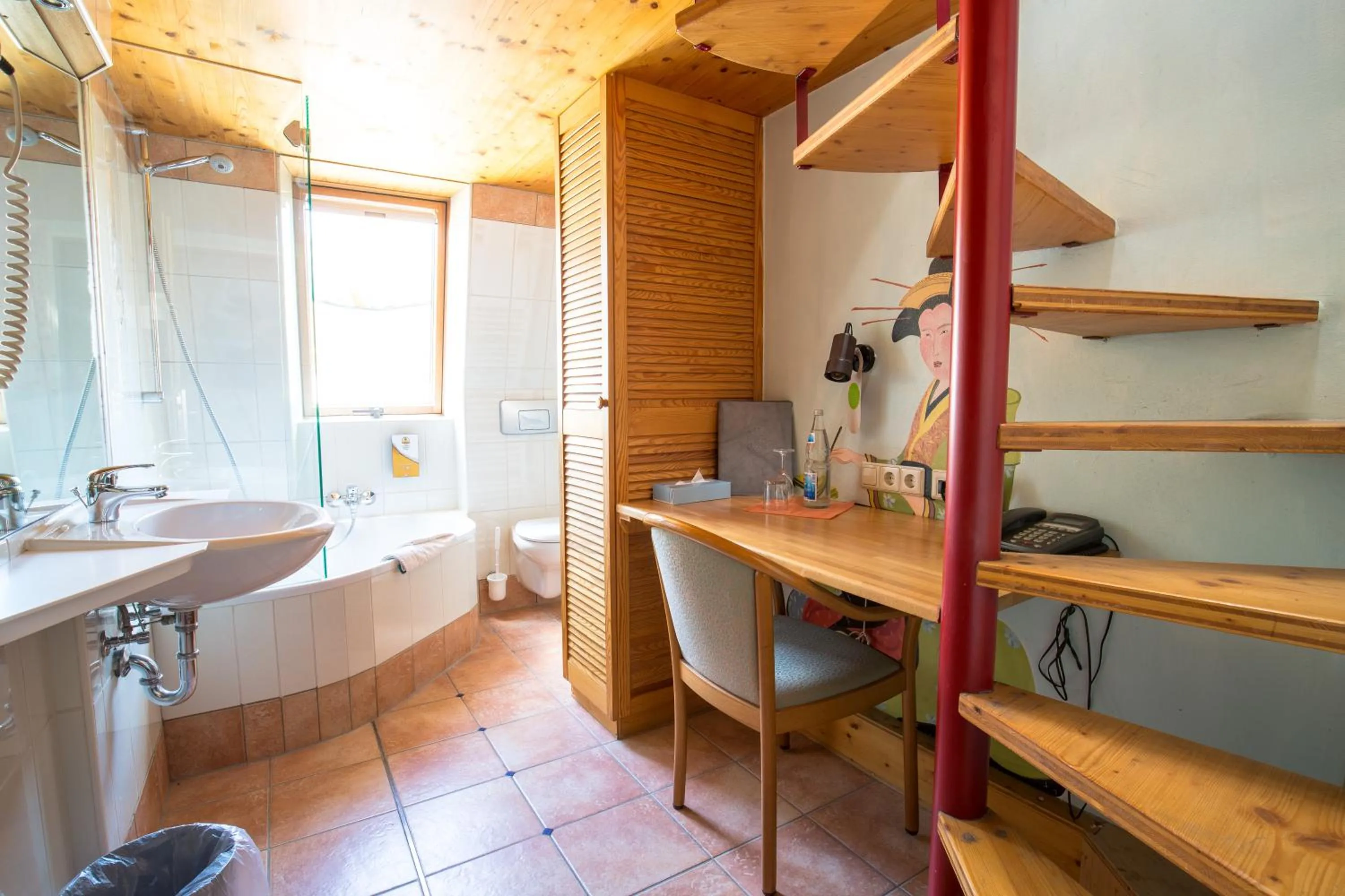 Photo of the whole room in Kubler Stars