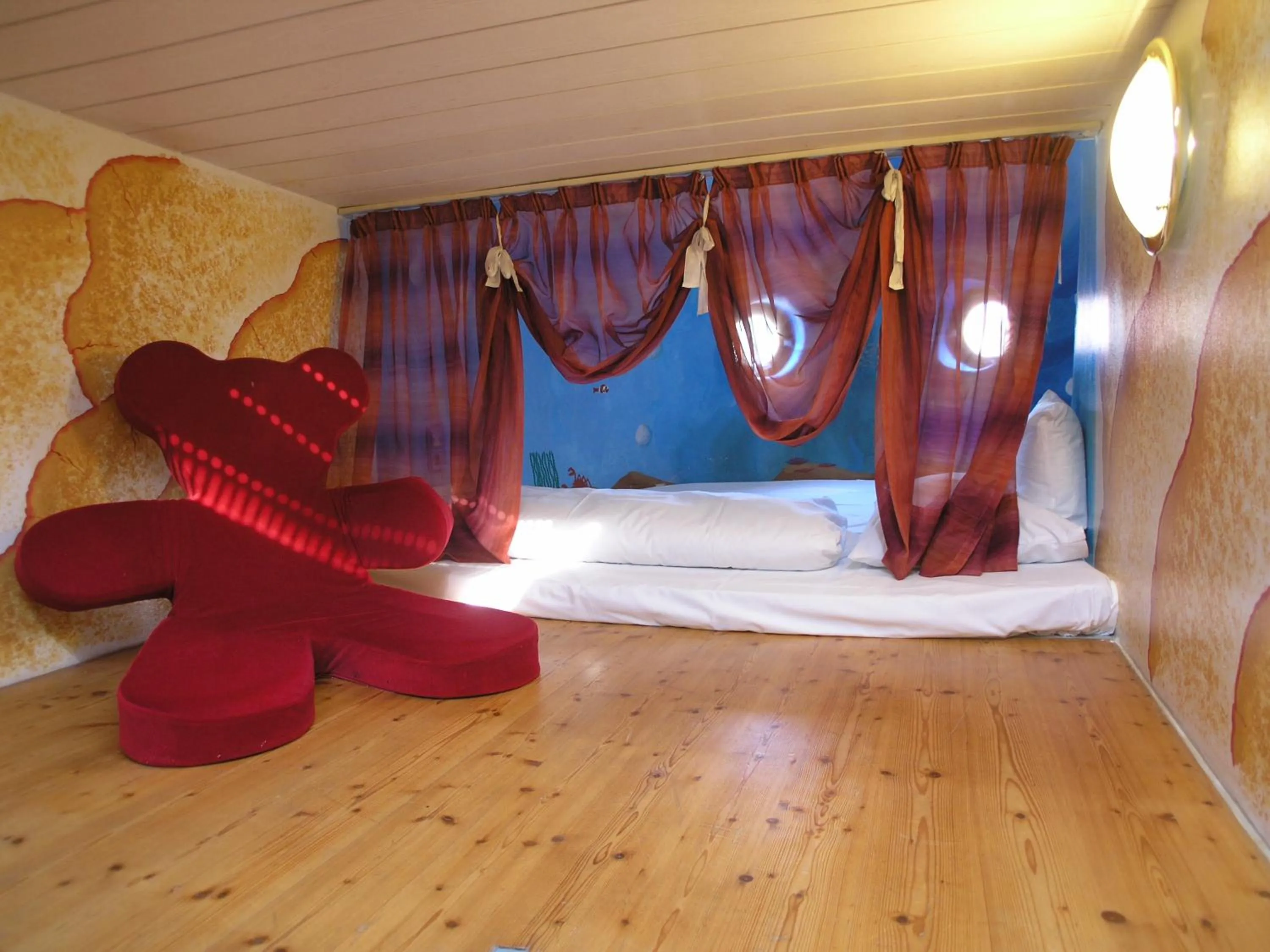 Photo of the whole room, Bed in Kubler Stars